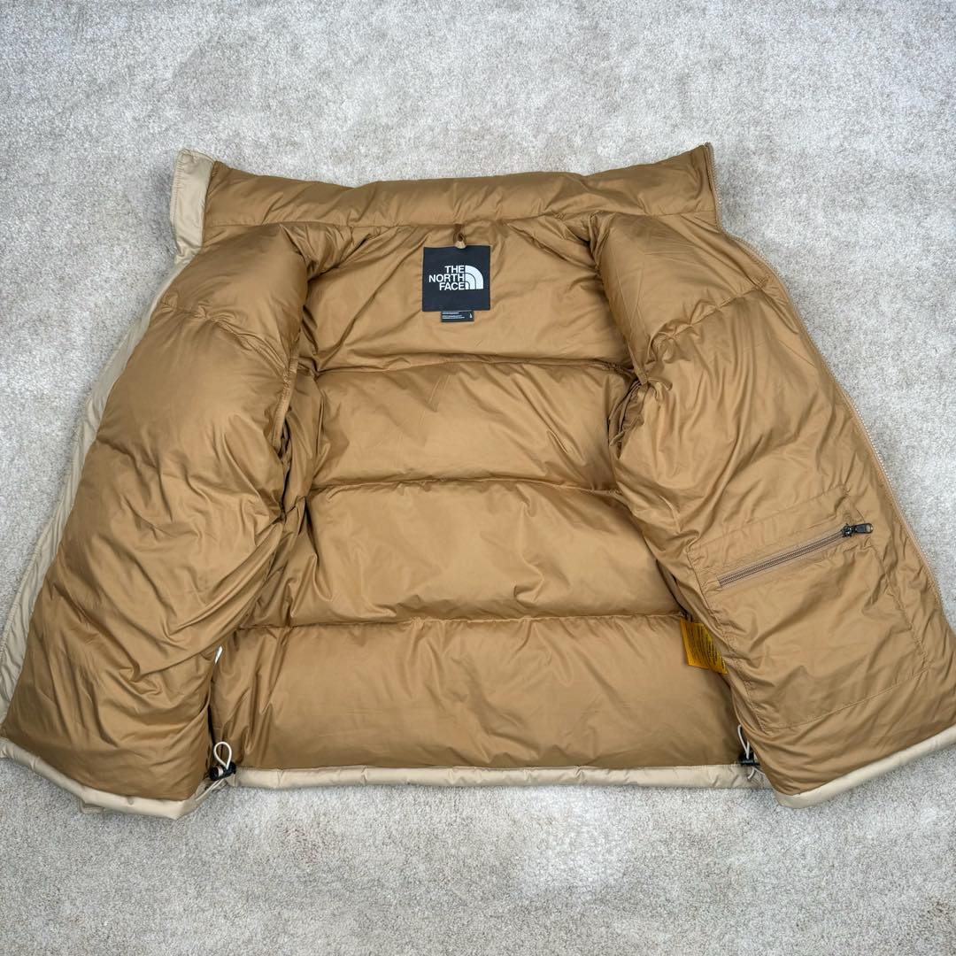 图片[5]-＃TZD TheNorthFace 1996 Nuptse 4NCH 北面拼色户外经典潮牌羽绒服 美国原厂原版数据开版 比例协调、宽松、保暖、时尚 真正原厂内部数据 最大可穿至230斤左右【非市面为节约成本而缩小版型】建议对比尺码表参数 全新进口百灵达绣花机定制万针电绣 采用进口7号针 进口绣线 保证每字饱满、立体、清晰 可称最贵绣标 采用国标90白鸭绒填充 保暖性能更出色 轻便不厚重 压缩后的蓬松度恢复性好 原厂定制40D格子四级防水布料 独家采用原版一致单层布料做法【非市面通货内加胆布】采用单层布料考验了布料及羽绒必须要达标 防止跑绒 并保证手感及膨松度 内里采用尼龙nylon双重双层封禁设计 不会出现任何跑绒现象 内置抽拉绳扣的可调节下摆 可防风防寒 拉链采用吉田YKK原厂定制 刻字清晰 质感完美顺滑 建议比较可供过毒验货 辅料及扣子均采用原版一样铜芯弹簧【非市面铁芯弹簧】可对比了解更多细节 只做市场最高版本 袖口六角扣标志着同步原版一样的六角扣 真正做到和原版一摸一样 不诋毁 不浮夸 真实且不需要太多文案 因为专注 所以专业！ 尺码：XS S M L XL XXL-选品中心