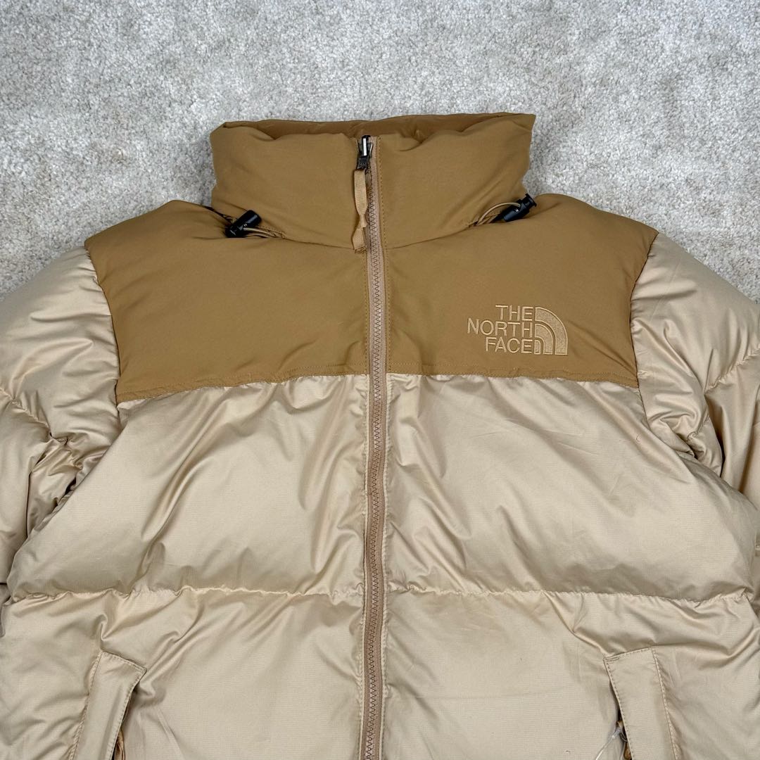 图片[6]-＃TZD TheNorthFace 1996 Nuptse 4NCH 北面拼色户外经典潮牌羽绒服 美国原厂原版数据开版 比例协调、宽松、保暖、时尚 真正原厂内部数据 最大可穿至230斤左右【非市面为节约成本而缩小版型】建议对比尺码表参数 全新进口百灵达绣花机定制万针电绣 采用进口7号针 进口绣线 保证每字饱满、立体、清晰 可称最贵绣标 采用国标90白鸭绒填充 保暖性能更出色 轻便不厚重 压缩后的蓬松度恢复性好 原厂定制40D格子四级防水布料 独家采用原版一致单层布料做法【非市面通货内加胆布】采用单层布料考验了布料及羽绒必须要达标 防止跑绒 并保证手感及膨松度 内里采用尼龙nylon双重双层封禁设计 不会出现任何跑绒现象 内置抽拉绳扣的可调节下摆 可防风防寒 拉链采用吉田YKK原厂定制 刻字清晰 质感完美顺滑 建议比较可供过毒验货 辅料及扣子均采用原版一样铜芯弹簧【非市面铁芯弹簧】可对比了解更多细节 只做市场最高版本 袖口六角扣标志着同步原版一样的六角扣 真正做到和原版一摸一样 不诋毁 不浮夸 真实且不需要太多文案 因为专注 所以专业！ 尺码：XS S M L XL XXL-选品中心
