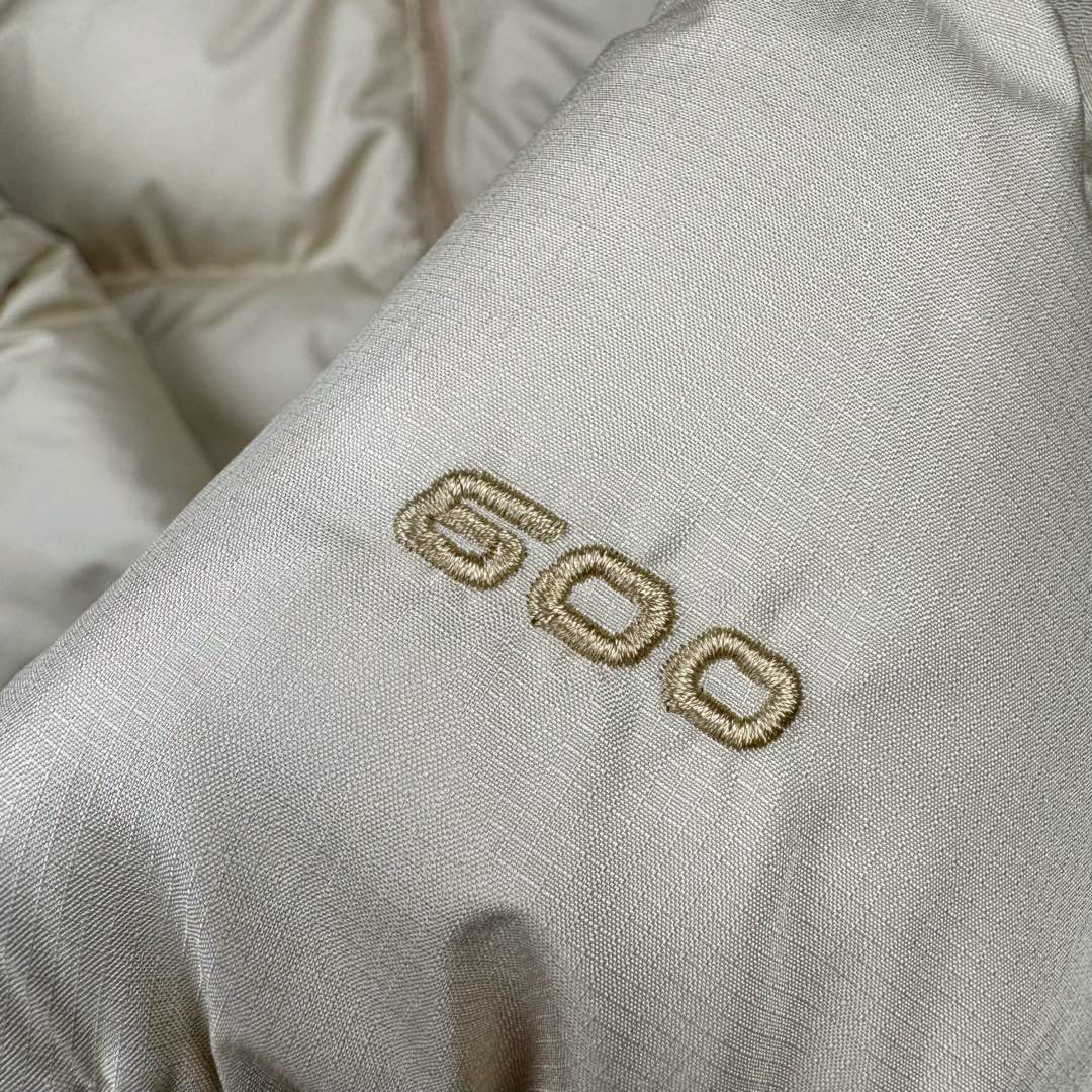 图片[10]-＃TZD TheNorthFace 1996 Nuptse 4NCH 北面拼色户外经典潮牌羽绒服 美国原厂原版数据开版 比例协调、宽松、保暖、时尚 真正原厂内部数据 最大可穿至230斤左右【非市面为节约成本而缩小版型】建议对比尺码表参数 全新进口百灵达绣花机定制万针电绣 采用进口7号针 进口绣线 保证每字饱满、立体、清晰 可称最贵绣标 采用国标90白鸭绒填充 保暖性能更出色 轻便不厚重 压缩后的蓬松度恢复性好 原厂定制40D格子四级防水布料 独家采用原版一致单层布料做法【非市面通货内加胆布】采用单层布料考验了布料及羽绒必须要达标 防止跑绒 并保证手感及膨松度 内里采用尼龙nylon双重双层封禁设计 不会出现任何跑绒现象 内置抽拉绳扣的可调节下摆 可防风防寒 拉链采用吉田YKK原厂定制 刻字清晰 质感完美顺滑 建议比较可供过毒验货 辅料及扣子均采用原版一样铜芯弹簧【非市面铁芯弹簧】可对比了解更多细节 只做市场最高版本 袖口六角扣标志着同步原版一样的六角扣 真正做到和原版一摸一样 不诋毁 不浮夸 真实且不需要太多文案 因为专注 所以专业！ 尺码：XS S M L XL XXL-选品中心