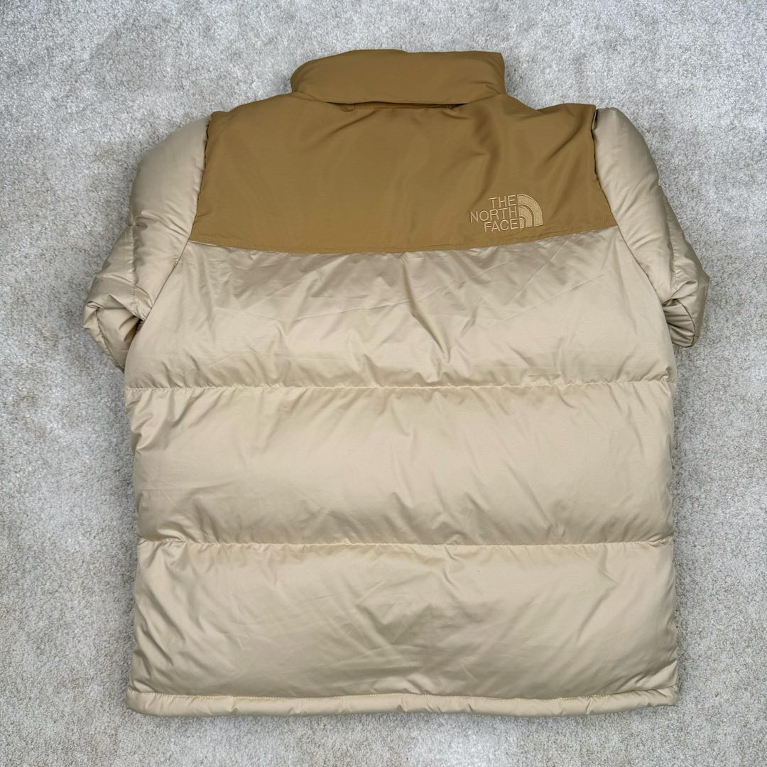 图片[3]-＃TZD TheNorthFace 1996 Nuptse 4NCH 北面拼色户外经典潮牌羽绒服 美国原厂原版数据开版 比例协调、宽松、保暖、时尚 真正原厂内部数据 最大可穿至230斤左右【非市面为节约成本而缩小版型】建议对比尺码表参数 全新进口百灵达绣花机定制万针电绣 采用进口7号针 进口绣线 保证每字饱满、立体、清晰 可称最贵绣标 采用国标90白鸭绒填充 保暖性能更出色 轻便不厚重 压缩后的蓬松度恢复性好 原厂定制40D格子四级防水布料 独家采用原版一致单层布料做法【非市面通货内加胆布】采用单层布料考验了布料及羽绒必须要达标 防止跑绒 并保证手感及膨松度 内里采用尼龙nylon双重双层封禁设计 不会出现任何跑绒现象 内置抽拉绳扣的可调节下摆 可防风防寒 拉链采用吉田YKK原厂定制 刻字清晰 质感完美顺滑 建议比较可供过毒验货 辅料及扣子均采用原版一样铜芯弹簧【非市面铁芯弹簧】可对比了解更多细节 只做市场最高版本 袖口六角扣标志着同步原版一样的六角扣 真正做到和原版一摸一样 不诋毁 不浮夸 真实且不需要太多文案 因为专注 所以专业！ 尺码：XS S M L XL XXL-选品中心