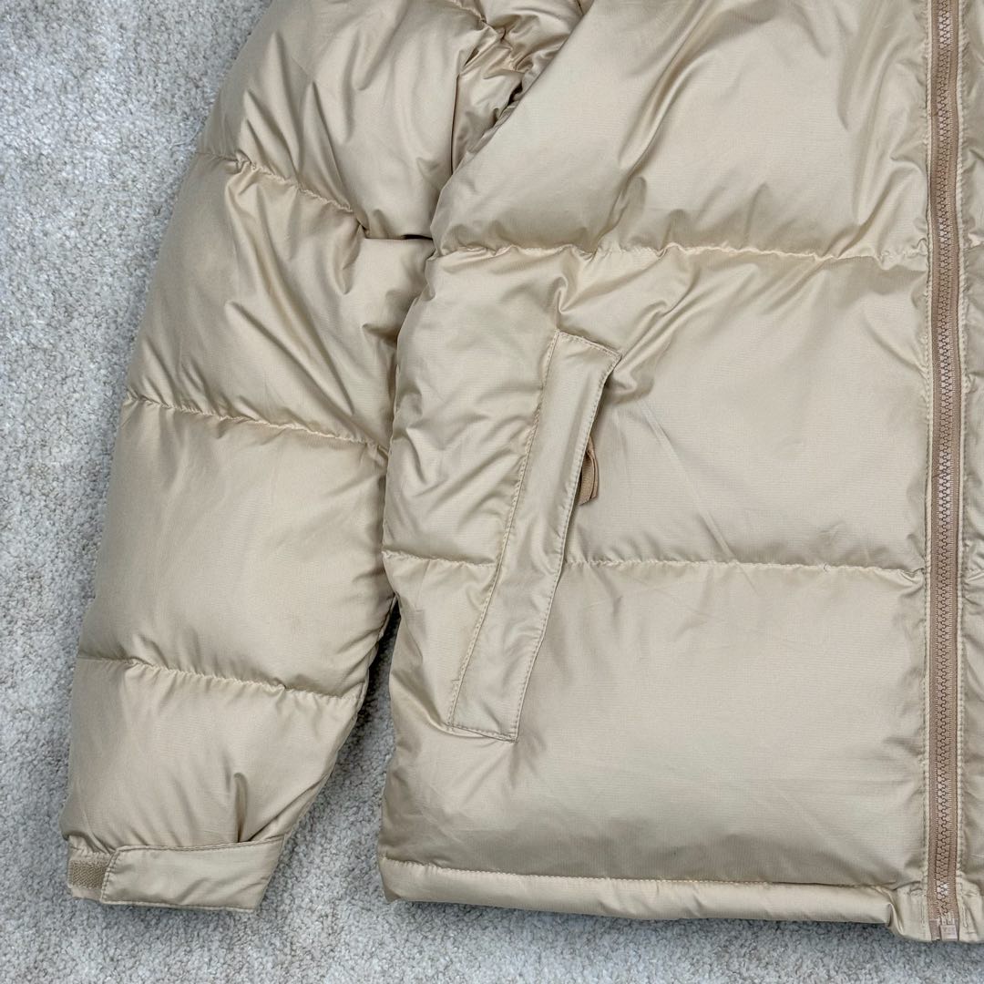 图片[7]-＃TZD TheNorthFace 1996 Nuptse 4NCH 北面拼色户外经典潮牌羽绒服 美国原厂原版数据开版 比例协调、宽松、保暖、时尚 真正原厂内部数据 最大可穿至230斤左右【非市面为节约成本而缩小版型】建议对比尺码表参数 全新进口百灵达绣花机定制万针电绣 采用进口7号针 进口绣线 保证每字饱满、立体、清晰 可称最贵绣标 采用国标90白鸭绒填充 保暖性能更出色 轻便不厚重 压缩后的蓬松度恢复性好 原厂定制40D格子四级防水布料 独家采用原版一致单层布料做法【非市面通货内加胆布】采用单层布料考验了布料及羽绒必须要达标 防止跑绒 并保证手感及膨松度 内里采用尼龙nylon双重双层封禁设计 不会出现任何跑绒现象 内置抽拉绳扣的可调节下摆 可防风防寒 拉链采用吉田YKK原厂定制 刻字清晰 质感完美顺滑 建议比较可供过毒验货 辅料及扣子均采用原版一样铜芯弹簧【非市面铁芯弹簧】可对比了解更多细节 只做市场最高版本 袖口六角扣标志着同步原版一样的六角扣 真正做到和原版一摸一样 不诋毁 不浮夸 真实且不需要太多文案 因为专注 所以专业！ 尺码：XS S M L XL XXL-选品中心