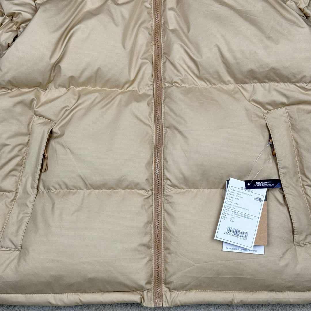 图片[11]-＃TZD TheNorthFace 1996 Nuptse 4NCH 北面拼色户外经典潮牌羽绒服 美国原厂原版数据开版 比例协调、宽松、保暖、时尚 真正原厂内部数据 最大可穿至230斤左右【非市面为节约成本而缩小版型】建议对比尺码表参数 全新进口百灵达绣花机定制万针电绣 采用进口7号针 进口绣线 保证每字饱满、立体、清晰 可称最贵绣标 采用国标90白鸭绒填充 保暖性能更出色 轻便不厚重 压缩后的蓬松度恢复性好 原厂定制40D格子四级防水布料 独家采用原版一致单层布料做法【非市面通货内加胆布】采用单层布料考验了布料及羽绒必须要达标 防止跑绒 并保证手感及膨松度 内里采用尼龙nylon双重双层封禁设计 不会出现任何跑绒现象 内置抽拉绳扣的可调节下摆 可防风防寒 拉链采用吉田YKK原厂定制 刻字清晰 质感完美顺滑 建议比较可供过毒验货 辅料及扣子均采用原版一样铜芯弹簧【非市面铁芯弹簧】可对比了解更多细节 只做市场最高版本 袖口六角扣标志着同步原版一样的六角扣 真正做到和原版一摸一样 不诋毁 不浮夸 真实且不需要太多文案 因为专注 所以专业！ 尺码：XS S M L XL XXL-选品中心