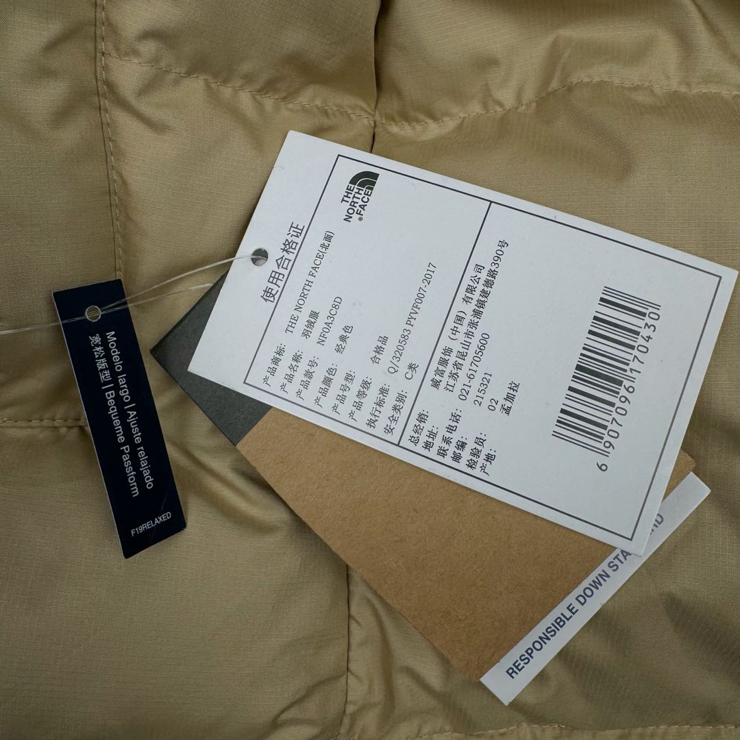 图片[13]-＃TZD TheNorthFace 1996 Nuptse 4NCH 北面拼色户外经典潮牌羽绒服 美国原厂原版数据开版 比例协调、宽松、保暖、时尚 真正原厂内部数据 最大可穿至230斤左右【非市面为节约成本而缩小版型】建议对比尺码表参数 全新进口百灵达绣花机定制万针电绣 采用进口7号针 进口绣线 保证每字饱满、立体、清晰 可称最贵绣标 采用国标90白鸭绒填充 保暖性能更出色 轻便不厚重 压缩后的蓬松度恢复性好 原厂定制40D格子四级防水布料 独家采用原版一致单层布料做法【非市面通货内加胆布】采用单层布料考验了布料及羽绒必须要达标 防止跑绒 并保证手感及膨松度 内里采用尼龙nylon双重双层封禁设计 不会出现任何跑绒现象 内置抽拉绳扣的可调节下摆 可防风防寒 拉链采用吉田YKK原厂定制 刻字清晰 质感完美顺滑 建议比较可供过毒验货 辅料及扣子均采用原版一样铜芯弹簧【非市面铁芯弹簧】可对比了解更多细节 只做市场最高版本 袖口六角扣标志着同步原版一样的六角扣 真正做到和原版一摸一样 不诋毁 不浮夸 真实且不需要太多文案 因为专注 所以专业！ 尺码：XS S M L XL XXL-选品中心