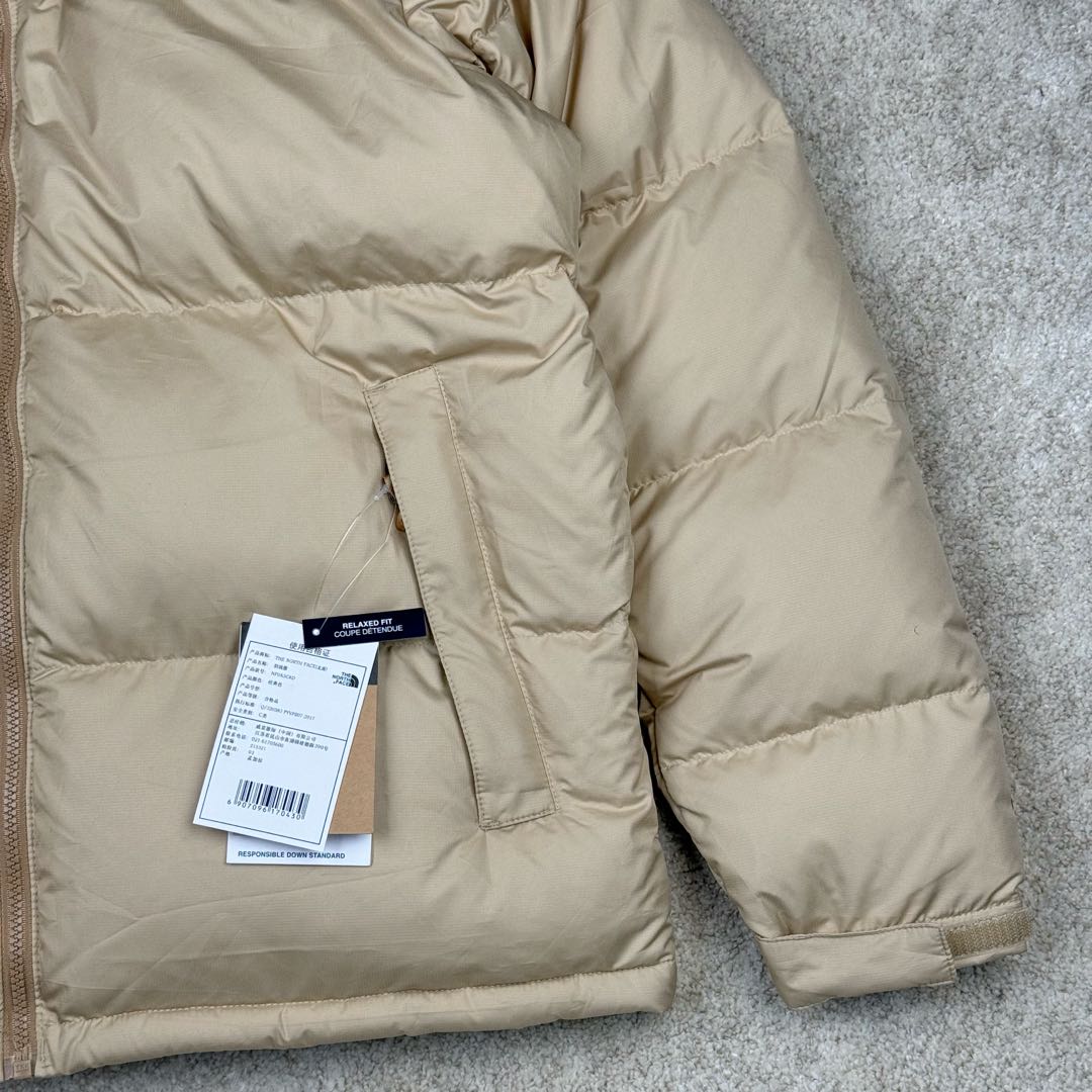 图片[8]-＃TZD TheNorthFace 1996 Nuptse 4NCH 北面拼色户外经典潮牌羽绒服 美国原厂原版数据开版 比例协调、宽松、保暖、时尚 真正原厂内部数据 最大可穿至230斤左右【非市面为节约成本而缩小版型】建议对比尺码表参数 全新进口百灵达绣花机定制万针电绣 采用进口7号针 进口绣线 保证每字饱满、立体、清晰 可称最贵绣标 采用国标90白鸭绒填充 保暖性能更出色 轻便不厚重 压缩后的蓬松度恢复性好 原厂定制40D格子四级防水布料 独家采用原版一致单层布料做法【非市面通货内加胆布】采用单层布料考验了布料及羽绒必须要达标 防止跑绒 并保证手感及膨松度 内里采用尼龙nylon双重双层封禁设计 不会出现任何跑绒现象 内置抽拉绳扣的可调节下摆 可防风防寒 拉链采用吉田YKK原厂定制 刻字清晰 质感完美顺滑 建议比较可供过毒验货 辅料及扣子均采用原版一样铜芯弹簧【非市面铁芯弹簧】可对比了解更多细节 只做市场最高版本 袖口六角扣标志着同步原版一样的六角扣 真正做到和原版一摸一样 不诋毁 不浮夸 真实且不需要太多文案 因为专注 所以专业！ 尺码：XS S M L XL XXL-选品中心