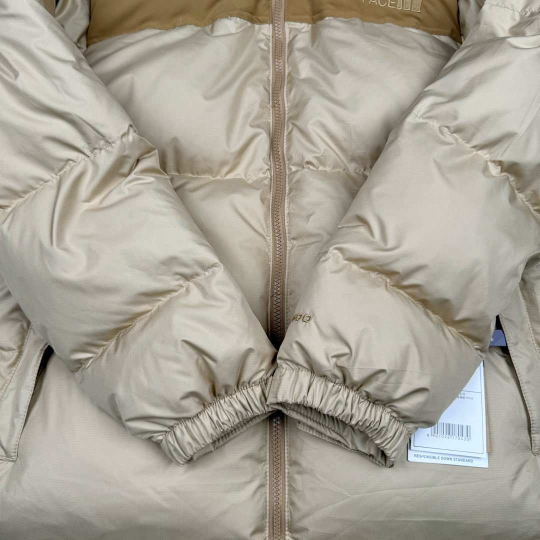 图片[14]-＃TZD TheNorthFace 1996 Nuptse 4NCH 北面拼色户外经典潮牌羽绒服 美国原厂原版数据开版 比例协调、宽松、保暖、时尚 真正原厂内部数据 最大可穿至230斤左右【非市面为节约成本而缩小版型】建议对比尺码表参数 全新进口百灵达绣花机定制万针电绣 采用进口7号针 进口绣线 保证每字饱满、立体、清晰 可称最贵绣标 采用国标90白鸭绒填充 保暖性能更出色 轻便不厚重 压缩后的蓬松度恢复性好 原厂定制40D格子四级防水布料 独家采用原版一致单层布料做法【非市面通货内加胆布】采用单层布料考验了布料及羽绒必须要达标 防止跑绒 并保证手感及膨松度 内里采用尼龙nylon双重双层封禁设计 不会出现任何跑绒现象 内置抽拉绳扣的可调节下摆 可防风防寒 拉链采用吉田YKK原厂定制 刻字清晰 质感完美顺滑 建议比较可供过毒验货 辅料及扣子均采用原版一样铜芯弹簧【非市面铁芯弹簧】可对比了解更多细节 只做市场最高版本 袖口六角扣标志着同步原版一样的六角扣 真正做到和原版一摸一样 不诋毁 不浮夸 真实且不需要太多文案 因为专注 所以专业！ 尺码：XS S M L XL XXL-选品中心