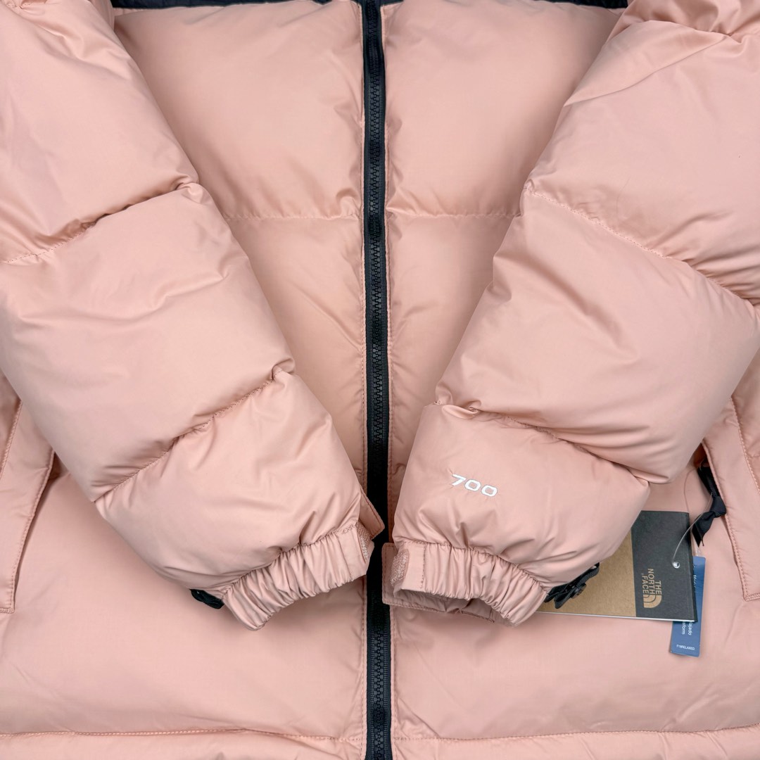 图片[9]-＃TZD TheNorthFace 1996 Nuptse 4NCH 北面拼色户外经典潮牌羽绒服 美国原厂原版数据开版 比例协调、宽松、保暖、时尚 真正原厂内部数据 最大可穿至230斤左右【非市面为节约成本而缩小版型】建议对比尺码表参数 全新进口百灵达绣花机定制万针电绣 采用进口7号针 进口绣线 保证每字饱满、立体、清晰 可称最贵绣标 采用国标90白鸭绒填充 保暖性能更出色 轻便不厚重 压缩后的蓬松度恢复性好 原厂定制40D格子四级防水布料 独家采用原版一致单层布料做法【非市面通货内加胆布】采用单层布料考验了布料及羽绒必须要达标 防止跑绒 并保证手感及膨松度 内里采用尼龙nylon双重双层封禁设计 不会出现任何跑绒现象 内置抽拉绳扣的可调节下摆 可防风防寒 拉链采用吉田YKK原厂定制 刻字清晰 质感完美顺滑 建议比较可供过毒验货 辅料及扣子均采用原版一样铜芯弹簧【非市面铁芯弹簧】可对比了解更多细节 只做市场最高版本 袖口六角扣标志着同步原版一样的六角扣 真正做到和原版一摸一样 不诋毁 不浮夸 真实且不需要太多文案 因为专注 所以专业！ 尺码：XS S M L XL XXL-选品中心