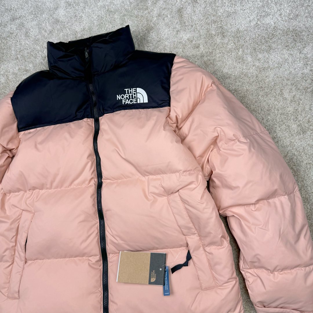 图片[11]-＃TZD TheNorthFace 1996 Nuptse 4NCH 北面拼色户外经典潮牌羽绒服 美国原厂原版数据开版 比例协调、宽松、保暖、时尚 真正原厂内部数据 最大可穿至230斤左右【非市面为节约成本而缩小版型】建议对比尺码表参数 全新进口百灵达绣花机定制万针电绣 采用进口7号针 进口绣线 保证每字饱满、立体、清晰 可称最贵绣标 采用国标90白鸭绒填充 保暖性能更出色 轻便不厚重 压缩后的蓬松度恢复性好 原厂定制40D格子四级防水布料 独家采用原版一致单层布料做法【非市面通货内加胆布】采用单层布料考验了布料及羽绒必须要达标 防止跑绒 并保证手感及膨松度 内里采用尼龙nylon双重双层封禁设计 不会出现任何跑绒现象 内置抽拉绳扣的可调节下摆 可防风防寒 拉链采用吉田YKK原厂定制 刻字清晰 质感完美顺滑 建议比较可供过毒验货 辅料及扣子均采用原版一样铜芯弹簧【非市面铁芯弹簧】可对比了解更多细节 只做市场最高版本 袖口六角扣标志着同步原版一样的六角扣 真正做到和原版一摸一样 不诋毁 不浮夸 真实且不需要太多文案 因为专注 所以专业！ 尺码：XS S M L XL XXL-选品中心