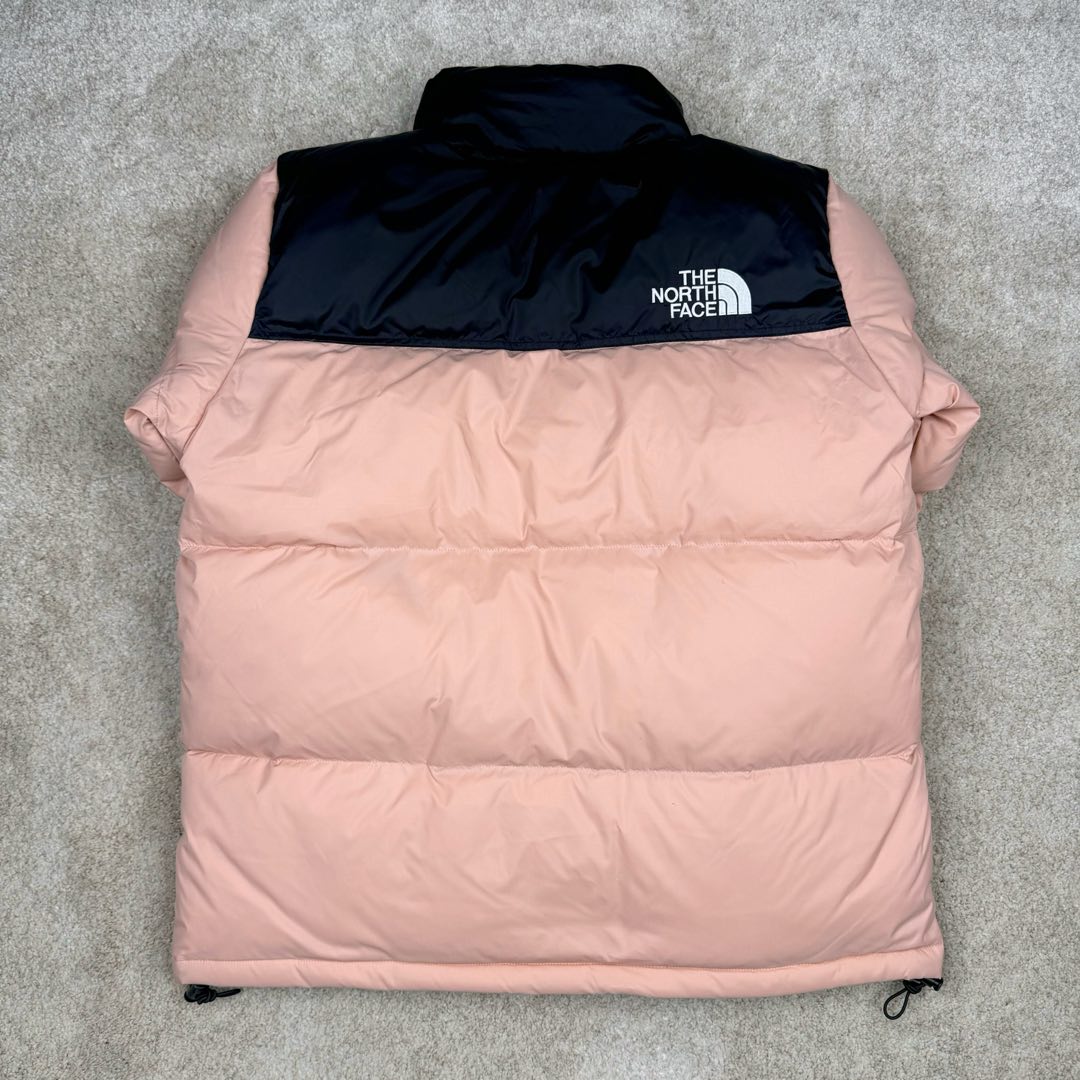 图片[3]-＃TZD TheNorthFace 1996 Nuptse 4NCH 北面拼色户外经典潮牌羽绒服 美国原厂原版数据开版 比例协调、宽松、保暖、时尚 真正原厂内部数据 最大可穿至230斤左右【非市面为节约成本而缩小版型】建议对比尺码表参数 全新进口百灵达绣花机定制万针电绣 采用进口7号针 进口绣线 保证每字饱满、立体、清晰 可称最贵绣标 采用国标90白鸭绒填充 保暖性能更出色 轻便不厚重 压缩后的蓬松度恢复性好 原厂定制40D格子四级防水布料 独家采用原版一致单层布料做法【非市面通货内加胆布】采用单层布料考验了布料及羽绒必须要达标 防止跑绒 并保证手感及膨松度 内里采用尼龙nylon双重双层封禁设计 不会出现任何跑绒现象 内置抽拉绳扣的可调节下摆 可防风防寒 拉链采用吉田YKK原厂定制 刻字清晰 质感完美顺滑 建议比较可供过毒验货 辅料及扣子均采用原版一样铜芯弹簧【非市面铁芯弹簧】可对比了解更多细节 只做市场最高版本 袖口六角扣标志着同步原版一样的六角扣 真正做到和原版一摸一样 不诋毁 不浮夸 真实且不需要太多文案 因为专注 所以专业！ 尺码：XS S M L XL XXL-选品中心