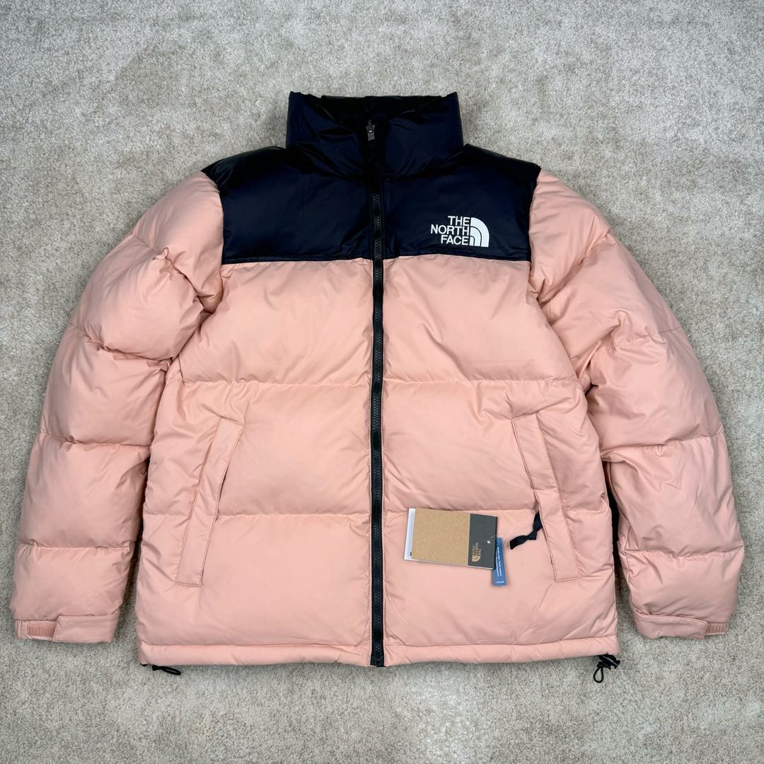 ＃TZD TheNorthFace 1996 Nuptse 4NCH 北面拼色户外经典潮牌羽绒服 美国原厂原版数据开版 比例协调、宽松、保暖、时尚 真正原厂内部数据 最大可穿至230斤左右【非市面为节约成本而缩小版型】建议对比尺码表参数 全新进口百灵达绣花机定制万针电绣 采用进口7号针 进口绣线 保证每字饱满、立体、清晰 可称最贵绣标 采用国标90白鸭绒填充 保暖性能更出色 轻便不厚重 压缩后的蓬松度恢复性好 原厂定制40D格子四级防水布料 独家采用原版一致单层布料做法【非市面通货内加胆布】采用单层布料考验了布料及羽绒必须要达标 防止跑绒 并保证手感及膨松度 内里采用尼龙nylon双重双层封禁设计 不会出现任何跑绒现象 内置抽拉绳扣的可调节下摆 可防风防寒 拉链采用吉田YKK原厂定制 刻字清晰 质感完美顺滑 建议比较可供过毒验货 辅料及扣子均采用原版一样铜芯弹簧【非市面铁芯弹簧】可对比了解更多细节 只做市场最高版本 袖口六角扣标志着同步原版一样的六角扣 真正做到和原版一摸一样 不诋毁 不浮夸 真实且不需要太多文案 因为专注 所以专业！ 尺码：XS S M L XL XXL-选品中心