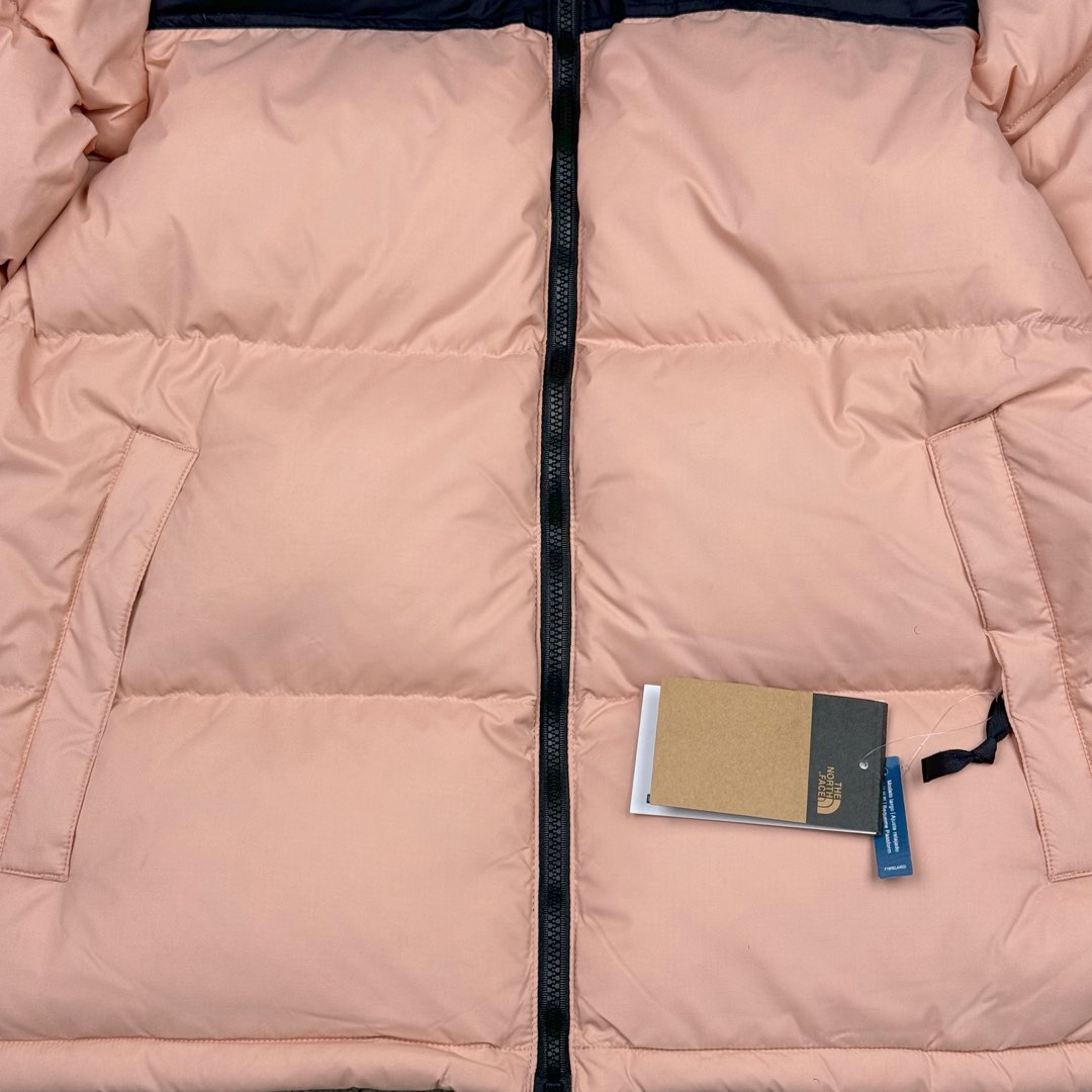 图片[10]-＃TZD TheNorthFace 1996 Nuptse 4NCH 北面拼色户外经典潮牌羽绒服 美国原厂原版数据开版 比例协调、宽松、保暖、时尚 真正原厂内部数据 最大可穿至230斤左右【非市面为节约成本而缩小版型】建议对比尺码表参数 全新进口百灵达绣花机定制万针电绣 采用进口7号针 进口绣线 保证每字饱满、立体、清晰 可称最贵绣标 采用国标90白鸭绒填充 保暖性能更出色 轻便不厚重 压缩后的蓬松度恢复性好 原厂定制40D格子四级防水布料 独家采用原版一致单层布料做法【非市面通货内加胆布】采用单层布料考验了布料及羽绒必须要达标 防止跑绒 并保证手感及膨松度 内里采用尼龙nylon双重双层封禁设计 不会出现任何跑绒现象 内置抽拉绳扣的可调节下摆 可防风防寒 拉链采用吉田YKK原厂定制 刻字清晰 质感完美顺滑 建议比较可供过毒验货 辅料及扣子均采用原版一样铜芯弹簧【非市面铁芯弹簧】可对比了解更多细节 只做市场最高版本 袖口六角扣标志着同步原版一样的六角扣 真正做到和原版一摸一样 不诋毁 不浮夸 真实且不需要太多文案 因为专注 所以专业！ 尺码：XS S M L XL XXL-选品中心