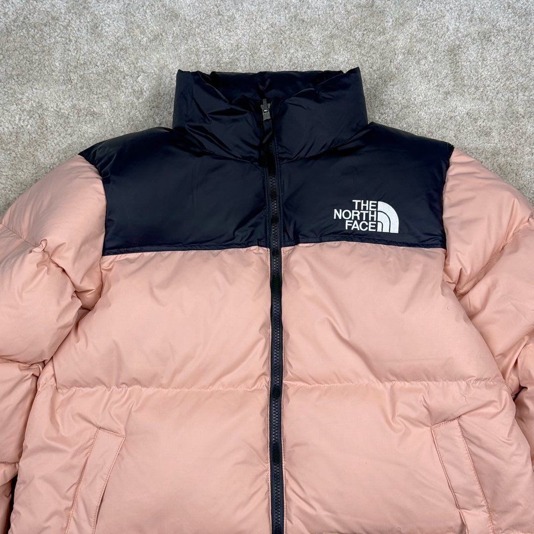 图片[6]-＃TZD TheNorthFace 1996 Nuptse 4NCH 北面拼色户外经典潮牌羽绒服 美国原厂原版数据开版 比例协调、宽松、保暖、时尚 真正原厂内部数据 最大可穿至230斤左右【非市面为节约成本而缩小版型】建议对比尺码表参数 全新进口百灵达绣花机定制万针电绣 采用进口7号针 进口绣线 保证每字饱满、立体、清晰 可称最贵绣标 采用国标90白鸭绒填充 保暖性能更出色 轻便不厚重 压缩后的蓬松度恢复性好 原厂定制40D格子四级防水布料 独家采用原版一致单层布料做法【非市面通货内加胆布】采用单层布料考验了布料及羽绒必须要达标 防止跑绒 并保证手感及膨松度 内里采用尼龙nylon双重双层封禁设计 不会出现任何跑绒现象 内置抽拉绳扣的可调节下摆 可防风防寒 拉链采用吉田YKK原厂定制 刻字清晰 质感完美顺滑 建议比较可供过毒验货 辅料及扣子均采用原版一样铜芯弹簧【非市面铁芯弹簧】可对比了解更多细节 只做市场最高版本 袖口六角扣标志着同步原版一样的六角扣 真正做到和原版一摸一样 不诋毁 不浮夸 真实且不需要太多文案 因为专注 所以专业！ 尺码：XS S M L XL XXL-选品中心