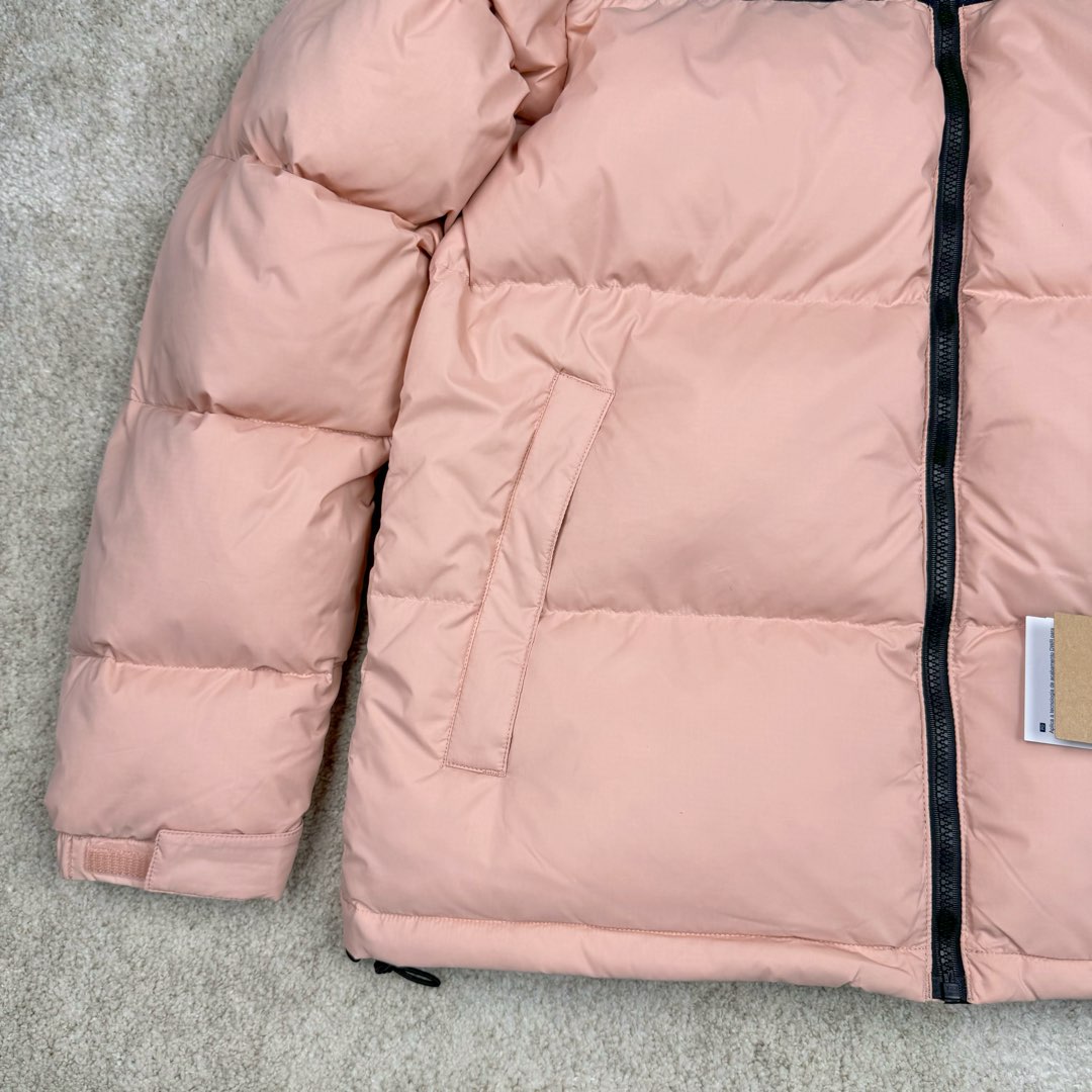 图片[7]-＃TZD TheNorthFace 1996 Nuptse 4NCH 北面拼色户外经典潮牌羽绒服 美国原厂原版数据开版 比例协调、宽松、保暖、时尚 真正原厂内部数据 最大可穿至230斤左右【非市面为节约成本而缩小版型】建议对比尺码表参数 全新进口百灵达绣花机定制万针电绣 采用进口7号针 进口绣线 保证每字饱满、立体、清晰 可称最贵绣标 采用国标90白鸭绒填充 保暖性能更出色 轻便不厚重 压缩后的蓬松度恢复性好 原厂定制40D格子四级防水布料 独家采用原版一致单层布料做法【非市面通货内加胆布】采用单层布料考验了布料及羽绒必须要达标 防止跑绒 并保证手感及膨松度 内里采用尼龙nylon双重双层封禁设计 不会出现任何跑绒现象 内置抽拉绳扣的可调节下摆 可防风防寒 拉链采用吉田YKK原厂定制 刻字清晰 质感完美顺滑 建议比较可供过毒验货 辅料及扣子均采用原版一样铜芯弹簧【非市面铁芯弹簧】可对比了解更多细节 只做市场最高版本 袖口六角扣标志着同步原版一样的六角扣 真正做到和原版一摸一样 不诋毁 不浮夸 真实且不需要太多文案 因为专注 所以专业！ 尺码：XS S M L XL XXL-选品中心