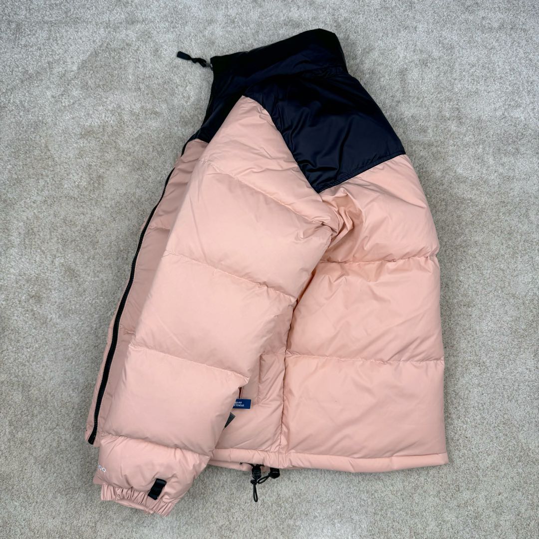 图片[4]-＃TZD TheNorthFace 1996 Nuptse 4NCH 北面拼色户外经典潮牌羽绒服 美国原厂原版数据开版 比例协调、宽松、保暖、时尚 真正原厂内部数据 最大可穿至230斤左右【非市面为节约成本而缩小版型】建议对比尺码表参数 全新进口百灵达绣花机定制万针电绣 采用进口7号针 进口绣线 保证每字饱满、立体、清晰 可称最贵绣标 采用国标90白鸭绒填充 保暖性能更出色 轻便不厚重 压缩后的蓬松度恢复性好 原厂定制40D格子四级防水布料 独家采用原版一致单层布料做法【非市面通货内加胆布】采用单层布料考验了布料及羽绒必须要达标 防止跑绒 并保证手感及膨松度 内里采用尼龙nylon双重双层封禁设计 不会出现任何跑绒现象 内置抽拉绳扣的可调节下摆 可防风防寒 拉链采用吉田YKK原厂定制 刻字清晰 质感完美顺滑 建议比较可供过毒验货 辅料及扣子均采用原版一样铜芯弹簧【非市面铁芯弹簧】可对比了解更多细节 只做市场最高版本 袖口六角扣标志着同步原版一样的六角扣 真正做到和原版一摸一样 不诋毁 不浮夸 真实且不需要太多文案 因为专注 所以专业！ 尺码：XS S M L XL XXL-选品中心