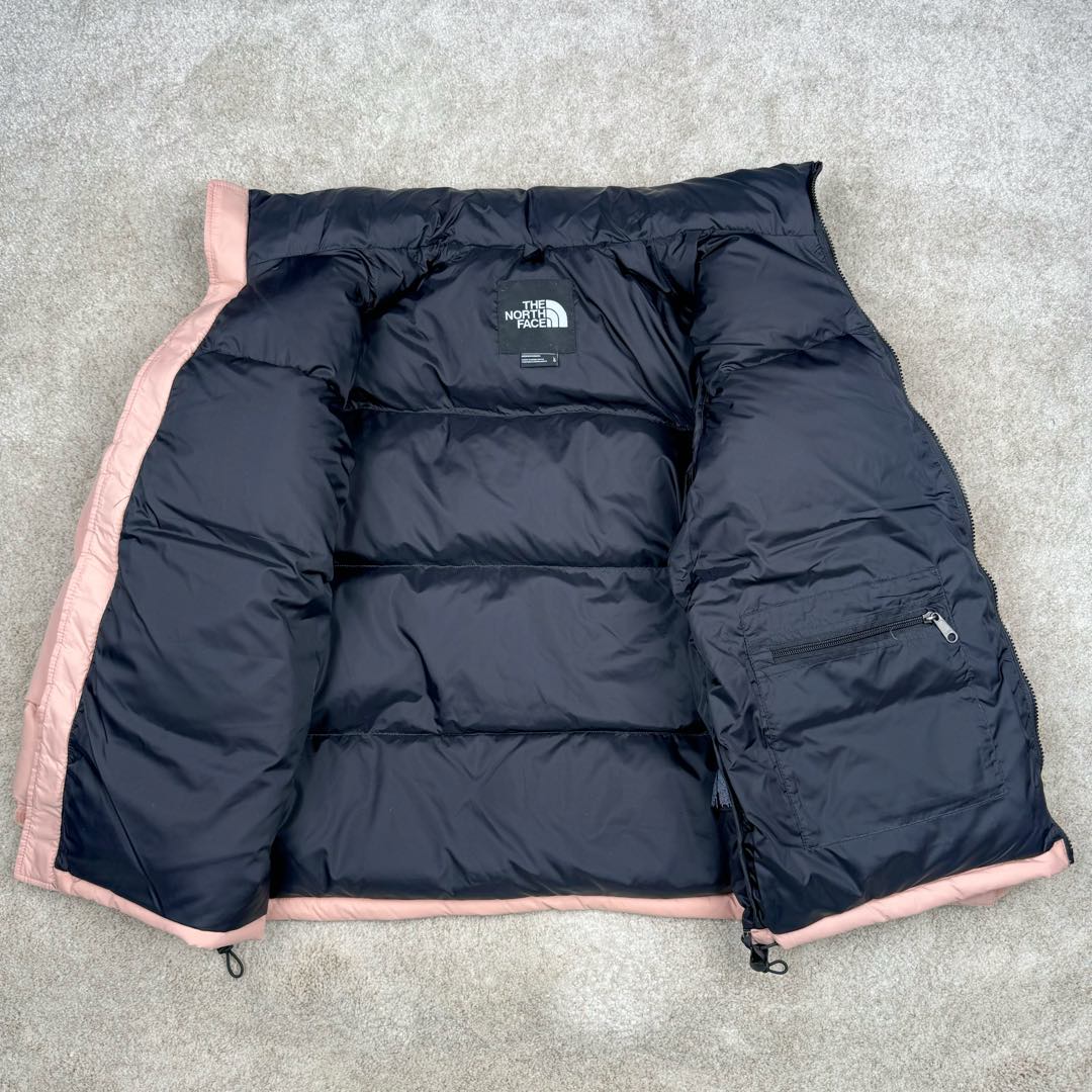图片[5]-＃TZD TheNorthFace 1996 Nuptse 4NCH 北面拼色户外经典潮牌羽绒服 美国原厂原版数据开版 比例协调、宽松、保暖、时尚 真正原厂内部数据 最大可穿至230斤左右【非市面为节约成本而缩小版型】建议对比尺码表参数 全新进口百灵达绣花机定制万针电绣 采用进口7号针 进口绣线 保证每字饱满、立体、清晰 可称最贵绣标 采用国标90白鸭绒填充 保暖性能更出色 轻便不厚重 压缩后的蓬松度恢复性好 原厂定制40D格子四级防水布料 独家采用原版一致单层布料做法【非市面通货内加胆布】采用单层布料考验了布料及羽绒必须要达标 防止跑绒 并保证手感及膨松度 内里采用尼龙nylon双重双层封禁设计 不会出现任何跑绒现象 内置抽拉绳扣的可调节下摆 可防风防寒 拉链采用吉田YKK原厂定制 刻字清晰 质感完美顺滑 建议比较可供过毒验货 辅料及扣子均采用原版一样铜芯弹簧【非市面铁芯弹簧】可对比了解更多细节 只做市场最高版本 袖口六角扣标志着同步原版一样的六角扣 真正做到和原版一摸一样 不诋毁 不浮夸 真实且不需要太多文案 因为专注 所以专业！ 尺码：XS S M L XL XXL-选品中心