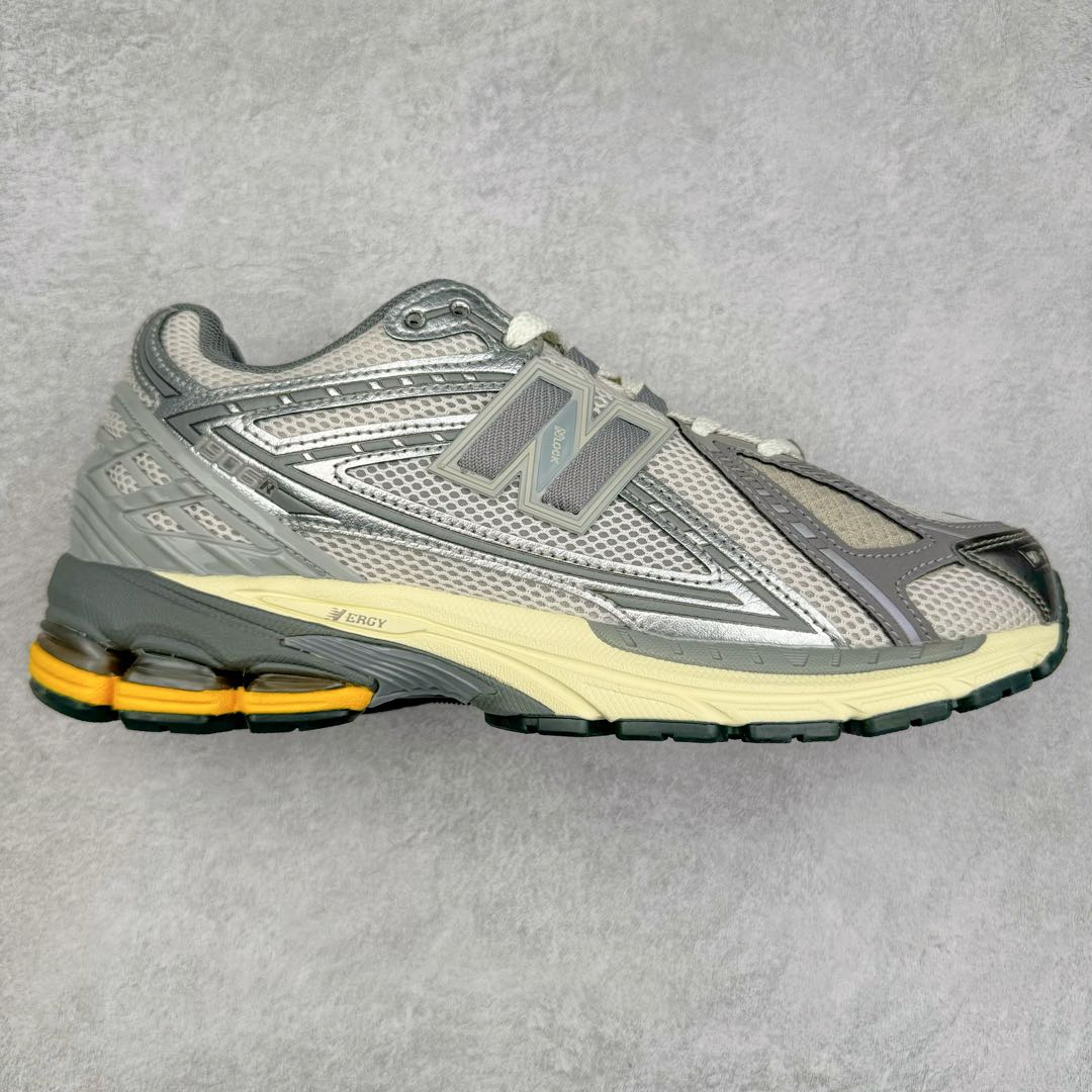 ＃M3纯原 New Balance M1906R NB新百伦系列复古老爹风休闲运动慢跑鞋 日韩出口特供订单 全网最全配色 配套商长期套现长期补货 全新货品 正常出厂触屏不到的单价 超级跑量款 全套原楦原纸板原厂数据开发 进口三明治网面 原装进口翻毛皮料正确绒感卡色 正确中底拉帮中底网布细节 采用轻质牛剖革拼接透气网眼衬垫织物鞋面材质 T-Beam大底提供足步弓支撑 保持步态稳定 后跟搭载外露缓震胶 鞋身整体以各种深浅不一的灰色覆盖 鞋头以淡蓝色调装饰 网眼衬垫通过不规律的色块实现做旧的美感 泛黄的鞋底更是进一步增添了复古气息 尺码：36 37 37.5 38 38.5 39.5 40 40.5 41.5 42 42.5 43 44 45-选品中心