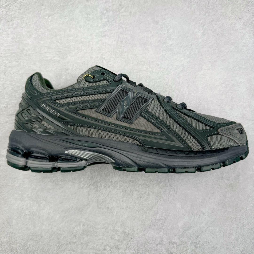 ＃M3纯原 New Balance M1906R NB新百伦系列复古老爹风休闲运动慢跑鞋 日韩出口特供订单 全网最全配色 配套商长期套现长期补货 全新货品 正常出厂触屏不到的单价 超级跑量款 全套原楦原纸板原厂数据开发 进口三明治网面 原装进口翻毛皮料正确绒感卡色 正确中底拉帮中底网布细节 采用轻质牛剖革拼接透气网眼衬垫织物鞋面材质 T-Beam大底提供足步弓支撑 保持步态稳定 后跟搭载外露缓震胶 鞋身整体以各种深浅不一的灰色覆盖 鞋头以淡蓝色调装饰 网眼衬垫通过不规律的色块实现做旧的美感 泛黄的鞋底更是进一步增添了复古气息 尺码：36 37 37.5 38 38.5 39.5 40 40.5 41.5 42 42.5 43 44 45-选品中心