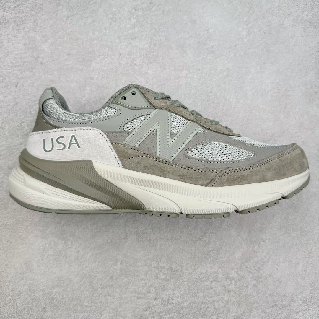 图片[12]-＃K版纯原 New Balance M990GL6 新百伦NB990V6 第六代总统复古慢跑鞋 这是一双极具现代感设计的复古跑鞋 990v6 鞋面大部分面积依旧采用麂皮和织物材质覆盖 从各种细节上看也还是有点 990v5 的影子 但相比 990v5 990v6 鞋面各种材质的拼接会更加复杂 这次 990v6 最大的改变相信大家应该也发现了 就是看上去貌似比 990v4 和 990v5 两代鞋款加起来还要厚的鞋底 其实这是 New Balance 首次采用的三重缓震组合鞋底 除了之前就有的 ABZORB 缓震科技和 ENCAP 中底 这次新加入了 FuelCell 缓震科技 看来舒适度和增高度 都要更上一层楼呀 990v6 的侧标 Logo 设计少见地没有印在绒面皮革上 而是置于网眼面料以及横跨鞋身的皮革织带之上 同时鞋舌上的标签设计并没有延用此前 990v4 和 990v5 采用的样式设计 而是采用了一种新的类似于三角徽章的设计 所以对于鞋款上的更新变化 既有延续经典的设计 也有创新性的改变 尺码：36 37 37.5 38 38.5 39 40 40.5 41.5 42 42.5 43 44 44.5 45-选品中心