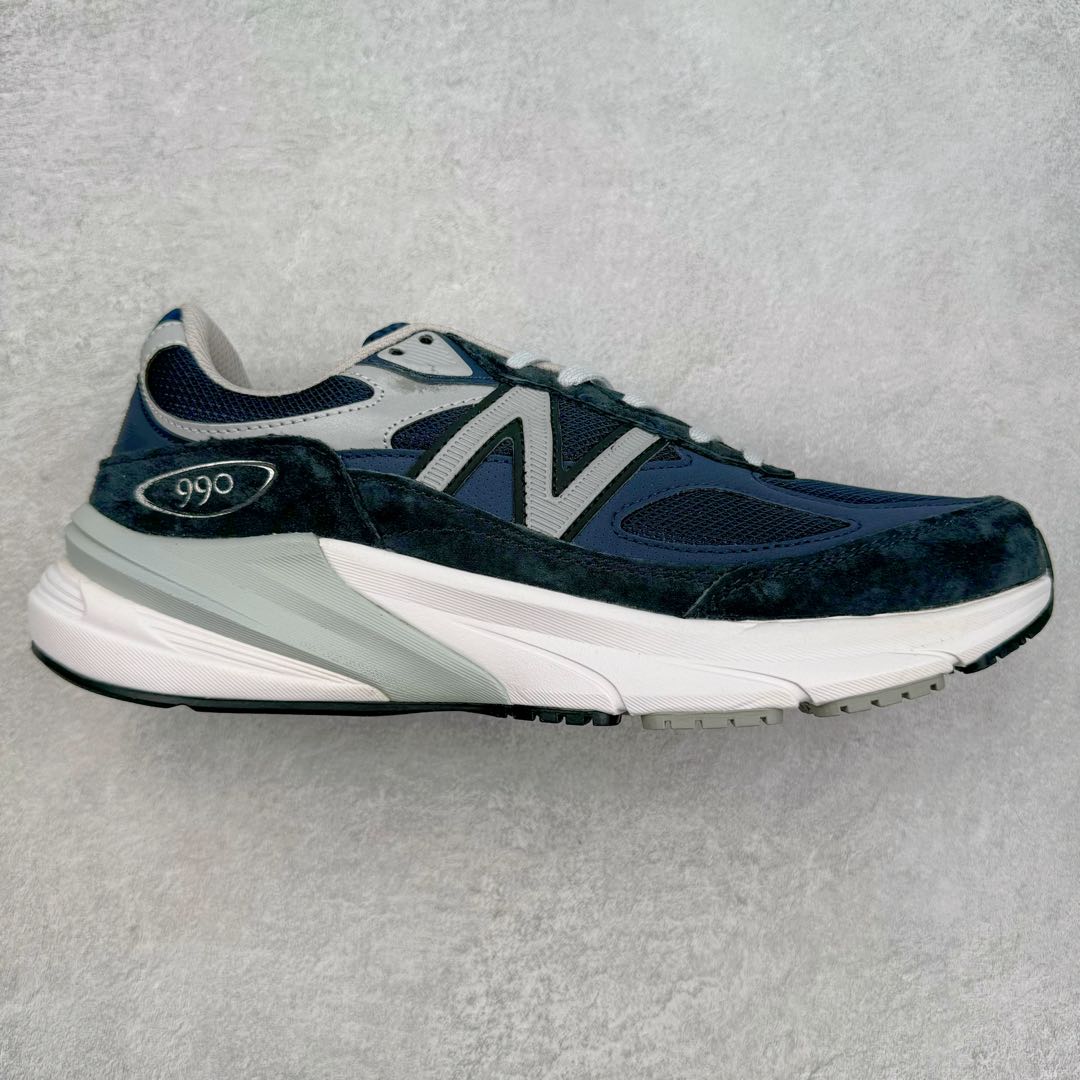 图片[14]-＃K版纯原 New Balance M990GL6 新百伦NB990V6 第六代总统复古慢跑鞋 这是一双极具现代感设计的复古跑鞋 990v6 鞋面大部分面积依旧采用麂皮和织物材质覆盖 从各种细节上看也还是有点 990v5 的影子 但相比 990v5 990v6 鞋面各种材质的拼接会更加复杂 这次 990v6 最大的改变相信大家应该也发现了 就是看上去貌似比 990v4 和 990v5 两代鞋款加起来还要厚的鞋底 其实这是 New Balance 首次采用的三重缓震组合鞋底 除了之前就有的 ABZORB 缓震科技和 ENCAP 中底 这次新加入了 FuelCell 缓震科技 看来舒适度和增高度 都要更上一层楼呀 990v6 的侧标 Logo 设计少见地没有印在绒面皮革上 而是置于网眼面料以及横跨鞋身的皮革织带之上 同时鞋舌上的标签设计并没有延用此前 990v4 和 990v5 采用的样式设计 而是采用了一种新的类似于三角徽章的设计 所以对于鞋款上的更新变化 既有延续经典的设计 也有创新性的改变 尺码：36 37 37.5 38 38.5 39 40 40.5 41.5 42 42.5 43 44 44.5 45-选品中心