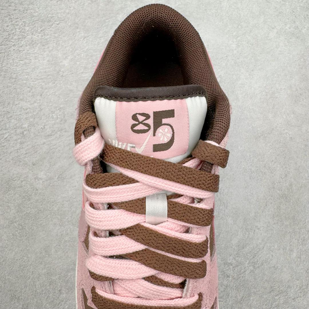 图片[4]-＃CS NK Dunk Low SE 85 双钩复古休闲板鞋 HV1799-161 口碑大厂出品 品控大底版型不断改良更新品质稳定 全套原纸板楦头开发 确保原汁原味 完美呈现DUNK版型 原厂玻璃冲刀 超高清洁度 全鞋零毛边皮料切割 采用绒面革材质 鞋身左右侧均配有皮革质双 Swoosh 兰色搭配上白色 85年纪念标放在鞋舌的位置 简洁干净的配色设计 绝对是日常出街上脚的不二选择 尺码：36 36.5 37.5 38 38.5 39 40 40.5 41 42 42.5 43 44 44.5 45 46-选品中心