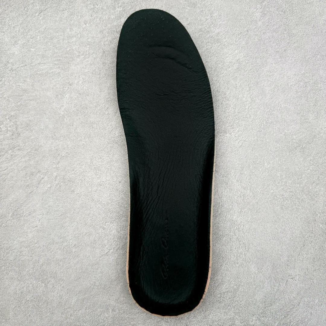 图片[13]-＃DG纯原 Rick Owens Drkshdw 瑞克·欧文斯低帮时尚运动板鞋 马毛黑白 二级市场已经7K以上 平台客户随意卖四位数 RO广东原厂出品 纯原天花板 原版一比一复刻 冲正绝不翻车 还原度达到百分之98以上 原楦开发纸版版型 ZP拆解原版1：1复模裁片纸版 力求做到0错位 这样才能达到和zp一致的鞋型味道 采用进口cnc数控机床开发对版独家tpu奶香大底 区别于市场所有版本 zp同源全头层粒面小牛皮 达到和zp一致手感 原厂进口细纹布 万邦订购原厂高弹粉红色海绵 内里搭配软质细腻羊皮 TPU高密度大底 软硬度透光度高已经测试和原版一致 尺码：36 37 38 39 40 41 42 43 44 45 46-选品中心