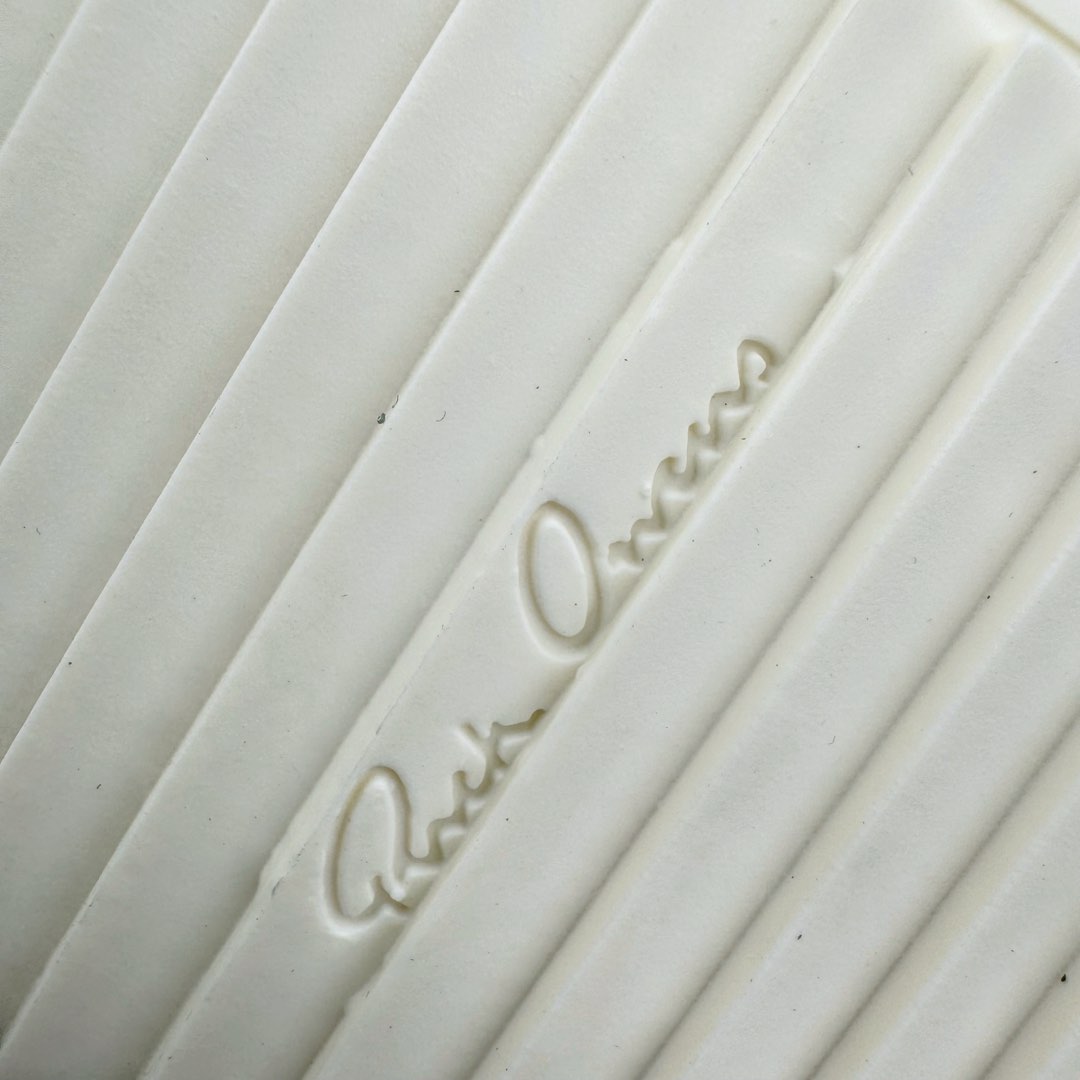 图片[24]-＃DG纯原 Rick Owens Drkshdw 瑞克·欧文斯低帮时尚运动板鞋 马毛黑白 二级市场已经7K以上 平台客户随意卖四位数 RO广东原厂出品 纯原天花板 原版一比一复刻 冲正绝不翻车 还原度达到百分之98以上 原楦开发纸版版型 ZP拆解原版1：1复模裁片纸版 力求做到0错位 这样才能达到和zp一致的鞋型味道 采用进口cnc数控机床开发对版独家tpu奶香大底 区别于市场所有版本 zp同源全头层粒面小牛皮 达到和zp一致手感 原厂进口细纹布 万邦订购原厂高弹粉红色海绵 内里搭配软质细腻羊皮 TPU高密度大底 软硬度透光度高已经测试和原版一致 尺码：36 37 38 39 40 41 42 43 44 45 46-选品中心