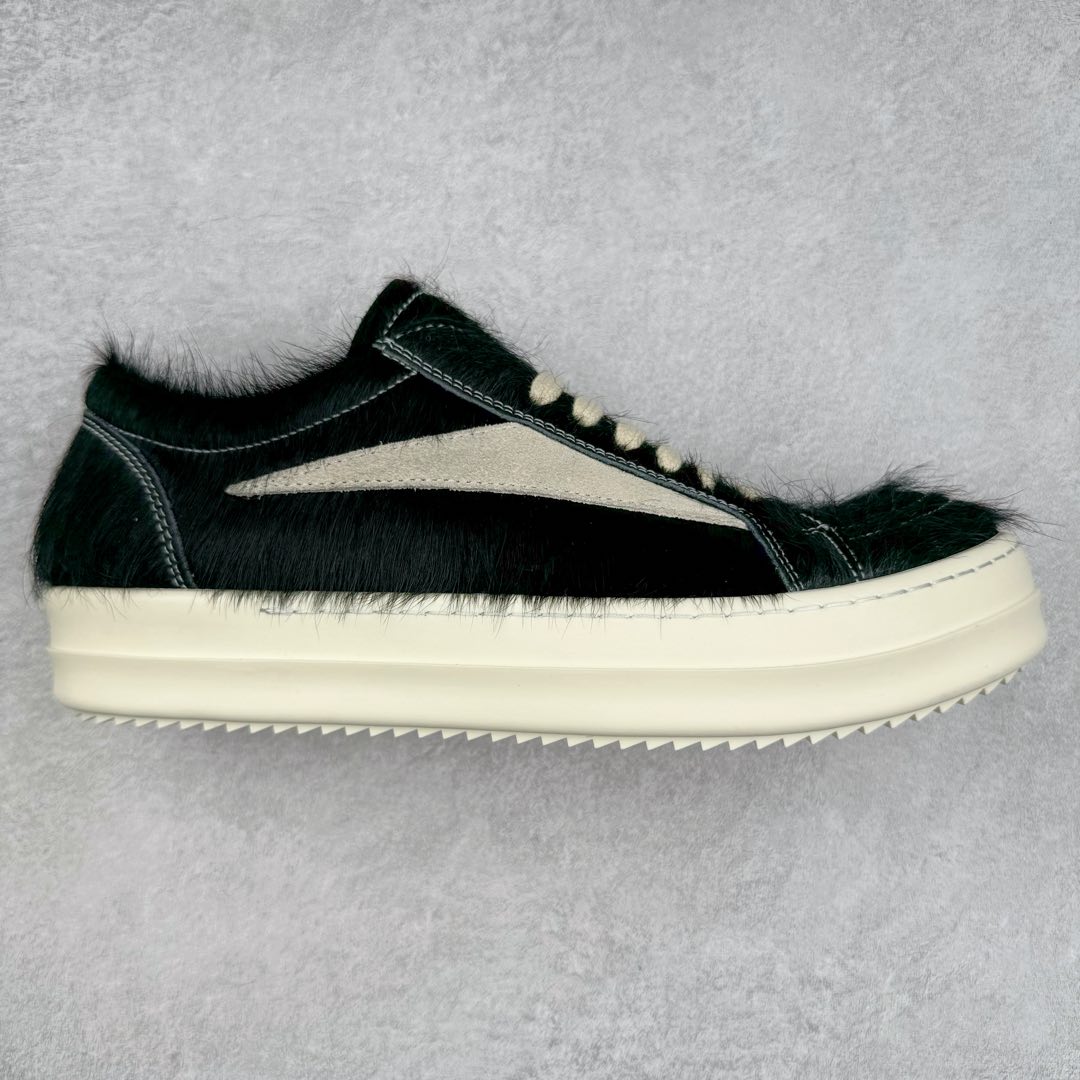 ＃DG纯原 Rick Owens Drkshdw 瑞克·欧文斯低帮时尚运动板鞋 马毛黑白 二级市场已经7K以上 平台客户随意卖四位数 RO广东原厂出品 纯原天花板 原版一比一复刻 冲正绝不翻车 还原度达到百分之98以上 原楦开发纸版版型 ZP拆解原版1：1复模裁片纸版 力求做到0错位 这样才能达到和zp一致的鞋型味道 采用进口cnc数控机床开发对版独家tpu奶香大底 区别于市场所有版本 zp同源全头层粒面小牛皮 达到和zp一致手感 原厂进口细纹布 万邦订购原厂高弹粉红色海绵 内里搭配软质细腻羊皮 TPU高密度大底 软硬度透光度高已经测试和原版一致 尺码：36 37 38 39 40 41 42 43 44 45 46-选品中心