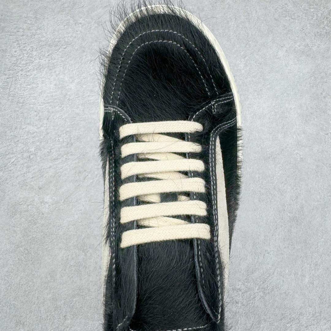 图片[4]-＃DG纯原 Rick Owens Drkshdw 瑞克·欧文斯低帮时尚运动板鞋 马毛黑白 二级市场已经7K以上 平台客户随意卖四位数 RO广东原厂出品 纯原天花板 原版一比一复刻 冲正绝不翻车 还原度达到百分之98以上 原楦开发纸版版型 ZP拆解原版1：1复模裁片纸版 力求做到0错位 这样才能达到和zp一致的鞋型味道 采用进口cnc数控机床开发对版独家tpu奶香大底 区别于市场所有版本 zp同源全头层粒面小牛皮 达到和zp一致手感 原厂进口细纹布 万邦订购原厂高弹粉红色海绵 内里搭配软质细腻羊皮 TPU高密度大底 软硬度透光度高已经测试和原版一致 尺码：36 37 38 39 40 41 42 43 44 45 46-选品中心