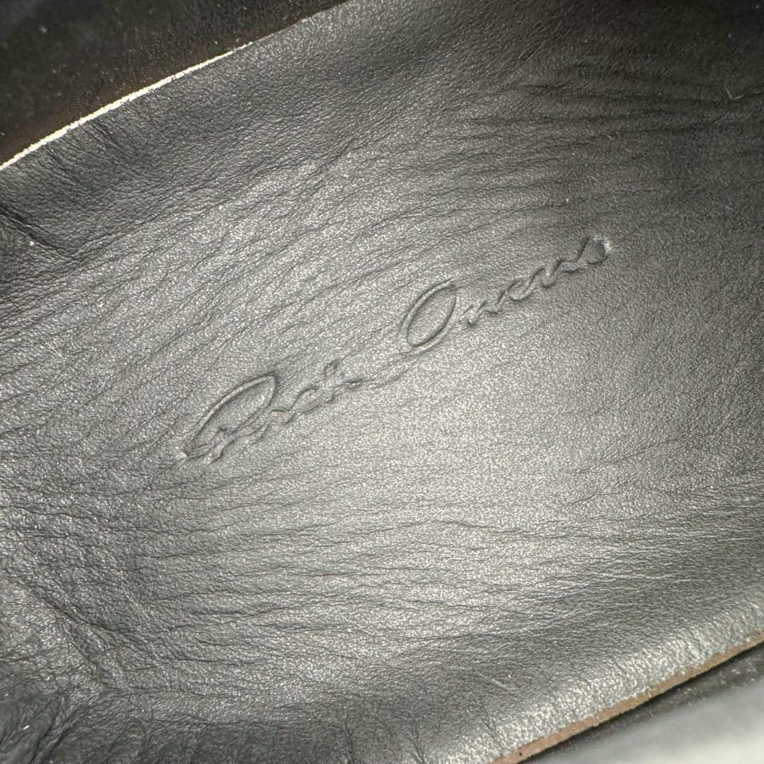 图片[14]-＃DG纯原 Rick Owens Drkshdw 瑞克·欧文斯低帮时尚运动板鞋 马毛黑白 二级市场已经7K以上 平台客户随意卖四位数 RO广东原厂出品 纯原天花板 原版一比一复刻 冲正绝不翻车 还原度达到百分之98以上 原楦开发纸版版型 ZP拆解原版1：1复模裁片纸版 力求做到0错位 这样才能达到和zp一致的鞋型味道 采用进口cnc数控机床开发对版独家tpu奶香大底 区别于市场所有版本 zp同源全头层粒面小牛皮 达到和zp一致手感 原厂进口细纹布 万邦订购原厂高弹粉红色海绵 内里搭配软质细腻羊皮 TPU高密度大底 软硬度透光度高已经测试和原版一致 尺码：36 37 38 39 40 41 42 43 44 45 46-选品中心