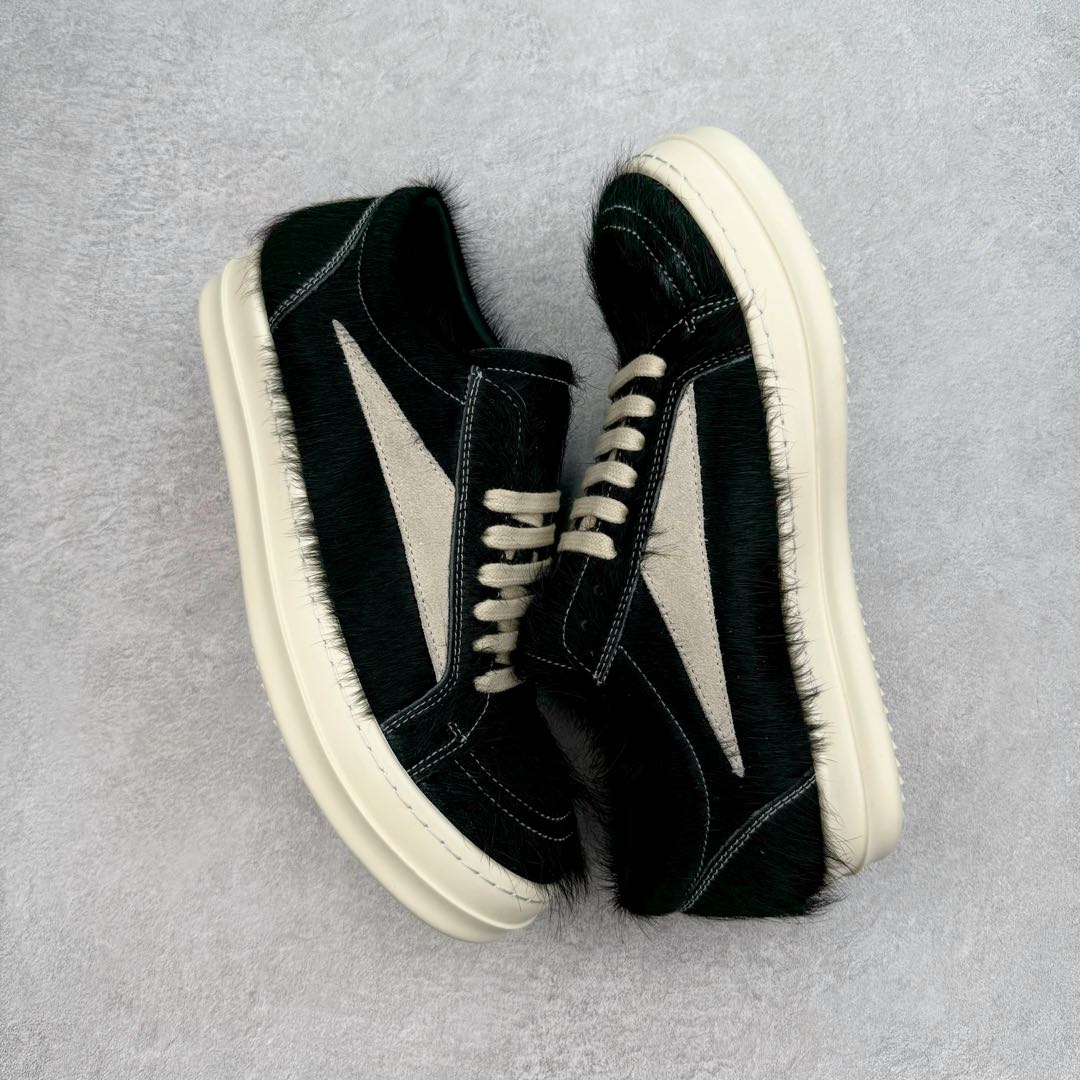 图片[3]-＃DG纯原 Rick Owens Drkshdw 瑞克·欧文斯低帮时尚运动板鞋 马毛黑白 二级市场已经7K以上 平台客户随意卖四位数 RO广东原厂出品 纯原天花板 原版一比一复刻 冲正绝不翻车 还原度达到百分之98以上 原楦开发纸版版型 ZP拆解原版1：1复模裁片纸版 力求做到0错位 这样才能达到和zp一致的鞋型味道 采用进口cnc数控机床开发对版独家tpu奶香大底 区别于市场所有版本 zp同源全头层粒面小牛皮 达到和zp一致手感 原厂进口细纹布 万邦订购原厂高弹粉红色海绵 内里搭配软质细腻羊皮 TPU高密度大底 软硬度透光度高已经测试和原版一致 尺码：36 37 38 39 40 41 42 43 44 45 46-选品中心