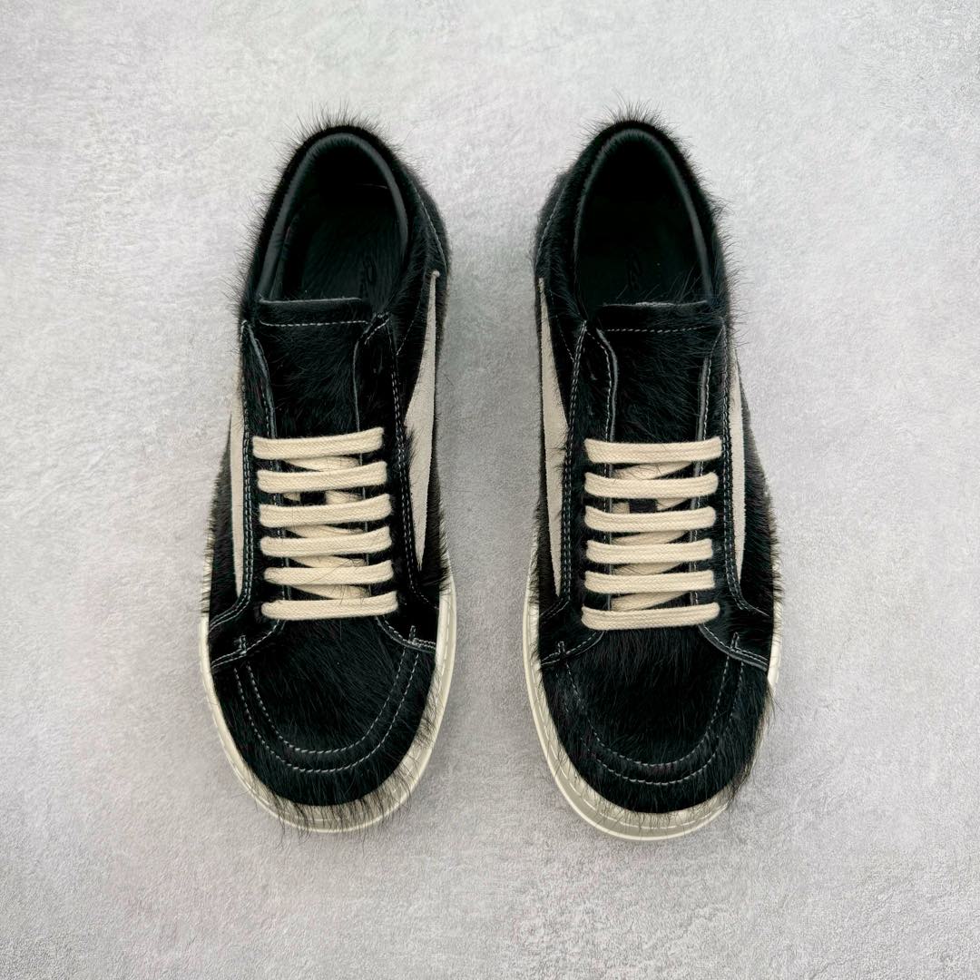 图片[2]-＃DG纯原 Rick Owens Drkshdw 瑞克·欧文斯低帮时尚运动板鞋 马毛黑白 二级市场已经7K以上 平台客户随意卖四位数 RO广东原厂出品 纯原天花板 原版一比一复刻 冲正绝不翻车 还原度达到百分之98以上 原楦开发纸版版型 ZP拆解原版1：1复模裁片纸版 力求做到0错位 这样才能达到和zp一致的鞋型味道 采用进口cnc数控机床开发对版独家tpu奶香大底 区别于市场所有版本 zp同源全头层粒面小牛皮 达到和zp一致手感 原厂进口细纹布 万邦订购原厂高弹粉红色海绵 内里搭配软质细腻羊皮 TPU高密度大底 软硬度透光度高已经测试和原版一致 尺码：36 37 38 39 40 41 42 43 44 45 46-选品中心