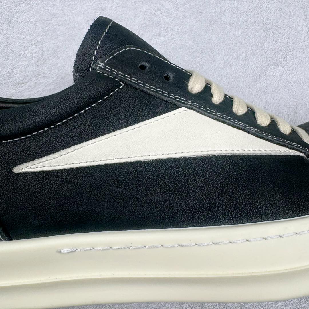 图片[17]-＃DG纯原 Rick Owens Drkshdw 瑞克·欧文斯低帮时尚运动板鞋 油腊皮黑白 二级市场已经7K以上 平台客户随意卖四位数 RO广东原厂出品 纯原天花板 原版一比一复刻 冲正绝不翻车 还原度达到百分之98以上 原楦开发纸版版型 ZP拆解原版1：1复模裁片纸版 力求做到0错位 这样才能达到和zp一致的鞋型味道 采用进口cnc数控机床开发对版独家tpu奶香大底 区别于市场所有版本 zp同源全头层粒面小牛皮 达到和zp一致手感 原厂进口细纹布 万邦订购原厂高弹粉红色海绵 内里搭配软质细腻羊皮 TPU高密度大底 软硬度透光度高已经测试和原版一致 尺码：36 37 38 39 40 41 42 43 44 45 46-选品中心