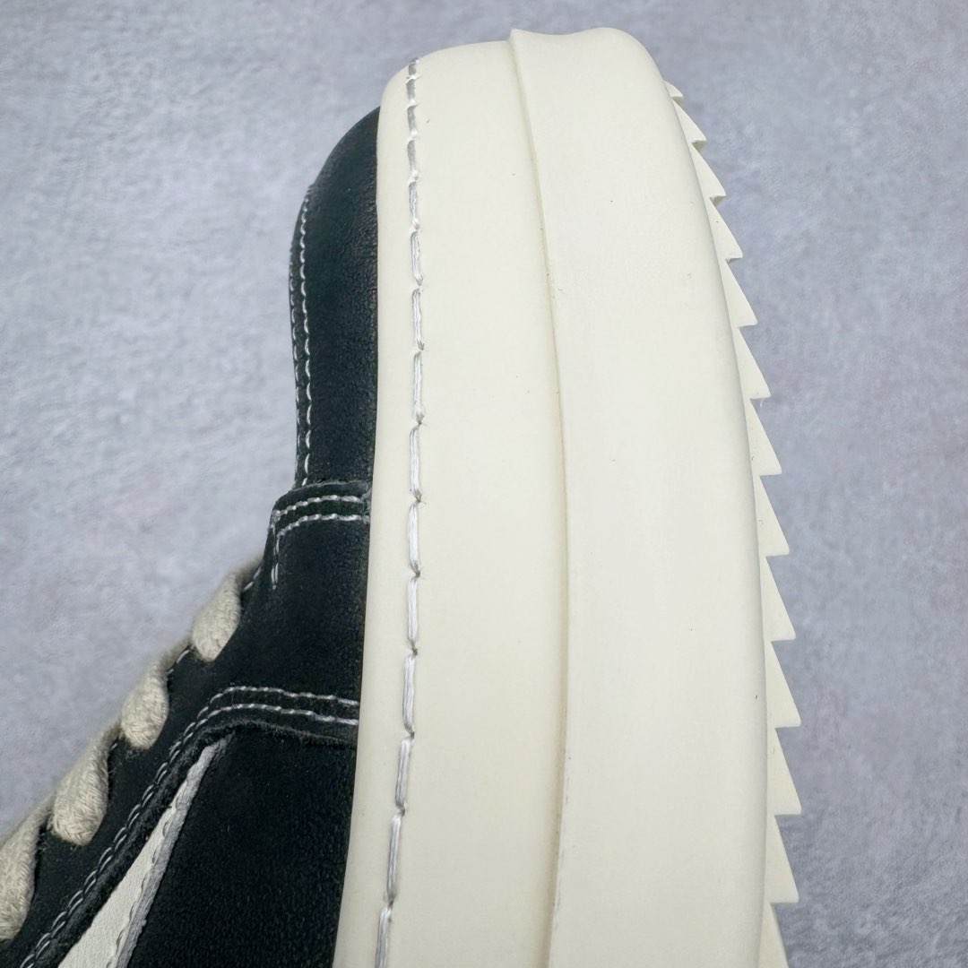 图片[19]-＃DG纯原 Rick Owens Drkshdw 瑞克·欧文斯低帮时尚运动板鞋 油腊皮黑白 二级市场已经7K以上 平台客户随意卖四位数 RO广东原厂出品 纯原天花板 原版一比一复刻 冲正绝不翻车 还原度达到百分之98以上 原楦开发纸版版型 ZP拆解原版1：1复模裁片纸版 力求做到0错位 这样才能达到和zp一致的鞋型味道 采用进口cnc数控机床开发对版独家tpu奶香大底 区别于市场所有版本 zp同源全头层粒面小牛皮 达到和zp一致手感 原厂进口细纹布 万邦订购原厂高弹粉红色海绵 内里搭配软质细腻羊皮 TPU高密度大底 软硬度透光度高已经测试和原版一致 尺码：36 37 38 39 40 41 42 43 44 45 46-选品中心