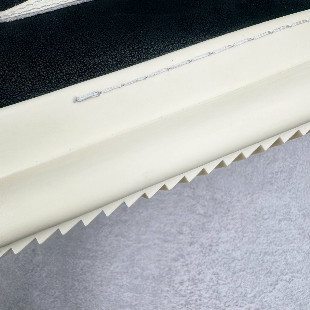 图片[16]-＃DG纯原 Rick Owens Drkshdw 瑞克·欧文斯低帮时尚运动板鞋 油腊皮黑白 二级市场已经7K以上 平台客户随意卖四位数 RO广东原厂出品 纯原天花板 原版一比一复刻 冲正绝不翻车 还原度达到百分之98以上 原楦开发纸版版型 ZP拆解原版1：1复模裁片纸版 力求做到0错位 这样才能达到和zp一致的鞋型味道 采用进口cnc数控机床开发对版独家tpu奶香大底 区别于市场所有版本 zp同源全头层粒面小牛皮 达到和zp一致手感 原厂进口细纹布 万邦订购原厂高弹粉红色海绵 内里搭配软质细腻羊皮 TPU高密度大底 软硬度透光度高已经测试和原版一致 尺码：36 37 38 39 40 41 42 43 44 45 46-选品中心