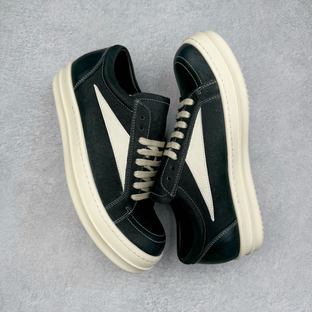 图片[3]-＃DG纯原 Rick Owens Drkshdw 瑞克·欧文斯低帮时尚运动板鞋 油腊皮黑白 二级市场已经7K以上 平台客户随意卖四位数 RO广东原厂出品 纯原天花板 原版一比一复刻 冲正绝不翻车 还原度达到百分之98以上 原楦开发纸版版型 ZP拆解原版1：1复模裁片纸版 力求做到0错位 这样才能达到和zp一致的鞋型味道 采用进口cnc数控机床开发对版独家tpu奶香大底 区别于市场所有版本 zp同源全头层粒面小牛皮 达到和zp一致手感 原厂进口细纹布 万邦订购原厂高弹粉红色海绵 内里搭配软质细腻羊皮 TPU高密度大底 软硬度透光度高已经测试和原版一致 尺码：36 37 38 39 40 41 42 43 44 45 46-选品中心