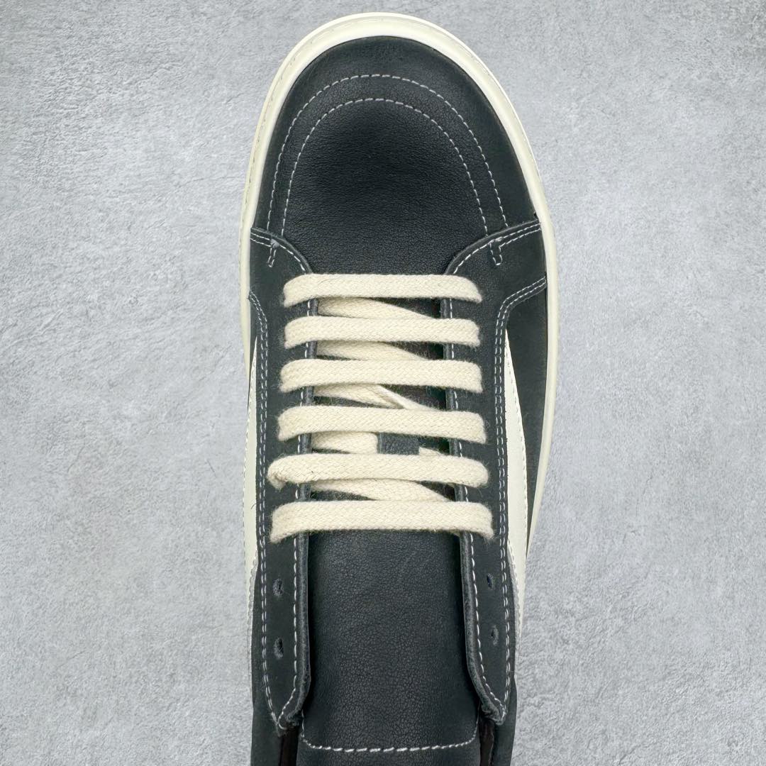 图片[4]-＃DG纯原 Rick Owens Drkshdw 瑞克·欧文斯低帮时尚运动板鞋 油腊皮黑白 二级市场已经7K以上 平台客户随意卖四位数 RO广东原厂出品 纯原天花板 原版一比一复刻 冲正绝不翻车 还原度达到百分之98以上 原楦开发纸版版型 ZP拆解原版1：1复模裁片纸版 力求做到0错位 这样才能达到和zp一致的鞋型味道 采用进口cnc数控机床开发对版独家tpu奶香大底 区别于市场所有版本 zp同源全头层粒面小牛皮 达到和zp一致手感 原厂进口细纹布 万邦订购原厂高弹粉红色海绵 内里搭配软质细腻羊皮 TPU高密度大底 软硬度透光度高已经测试和原版一致 尺码：36 37 38 39 40 41 42 43 44 45 46-选品中心