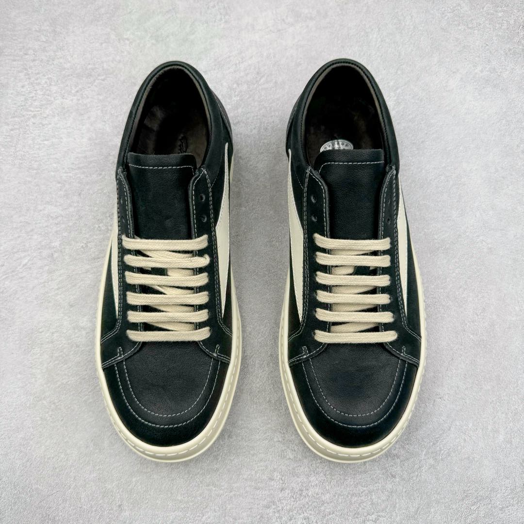 图片[2]-＃DG纯原 Rick Owens Drkshdw 瑞克·欧文斯低帮时尚运动板鞋 油腊皮黑白 二级市场已经7K以上 平台客户随意卖四位数 RO广东原厂出品 纯原天花板 原版一比一复刻 冲正绝不翻车 还原度达到百分之98以上 原楦开发纸版版型 ZP拆解原版1：1复模裁片纸版 力求做到0错位 这样才能达到和zp一致的鞋型味道 采用进口cnc数控机床开发对版独家tpu奶香大底 区别于市场所有版本 zp同源全头层粒面小牛皮 达到和zp一致手感 原厂进口细纹布 万邦订购原厂高弹粉红色海绵 内里搭配软质细腻羊皮 TPU高密度大底 软硬度透光度高已经测试和原版一致 尺码：36 37 38 39 40 41 42 43 44 45 46-选品中心