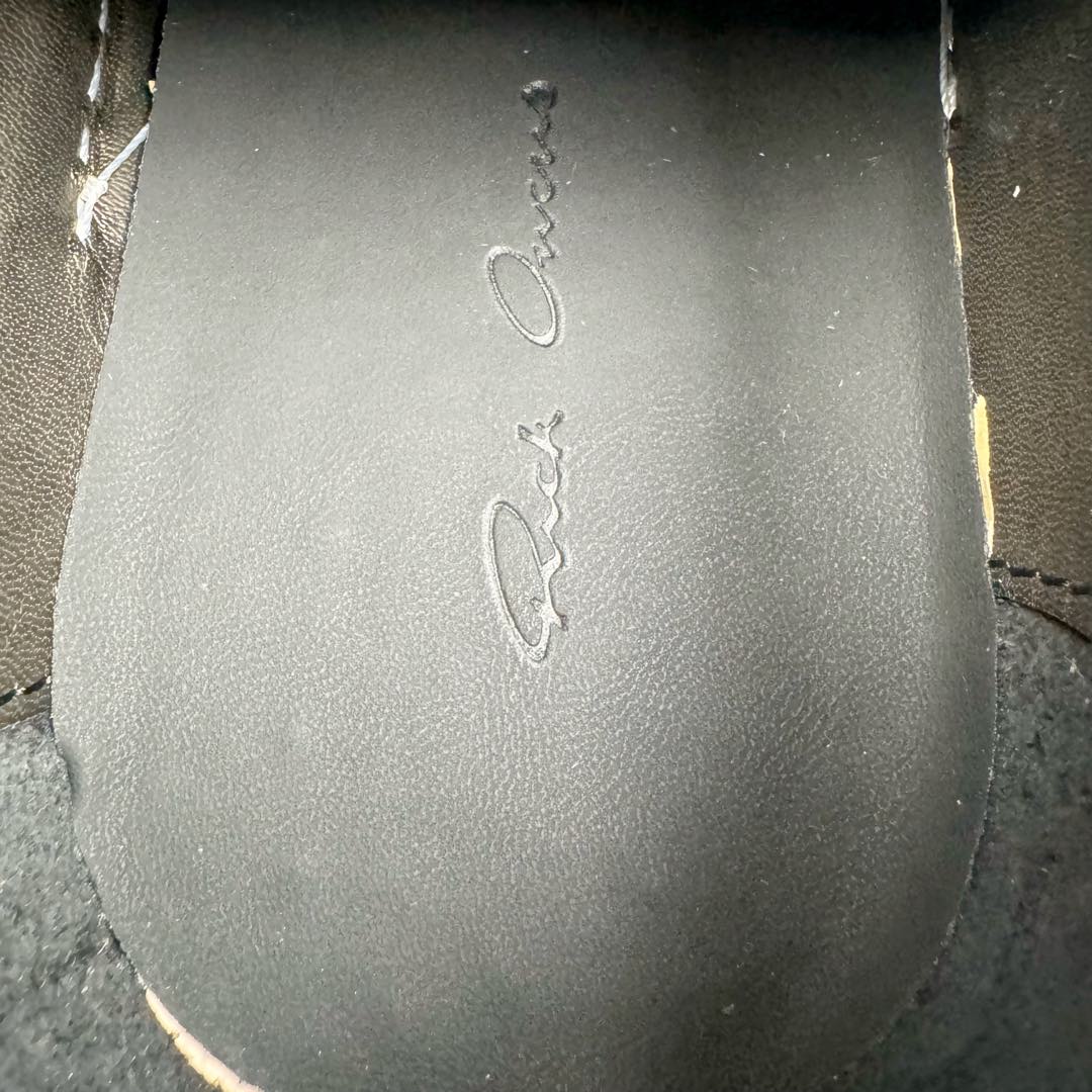 图片[12]-＃DG纯原 Rick Owens Drkshdw 瑞克·欧文斯低帮时尚运动板鞋 油腊皮黑白 二级市场已经7K以上 平台客户随意卖四位数 RO广东原厂出品 纯原天花板 原版一比一复刻 冲正绝不翻车 还原度达到百分之98以上 原楦开发纸版版型 ZP拆解原版1：1复模裁片纸版 力求做到0错位 这样才能达到和zp一致的鞋型味道 采用进口cnc数控机床开发对版独家tpu奶香大底 区别于市场所有版本 zp同源全头层粒面小牛皮 达到和zp一致手感 原厂进口细纹布 万邦订购原厂高弹粉红色海绵 内里搭配软质细腻羊皮 TPU高密度大底 软硬度透光度高已经测试和原版一致 尺码：36 37 38 39 40 41 42 43 44 45 46-选品中心