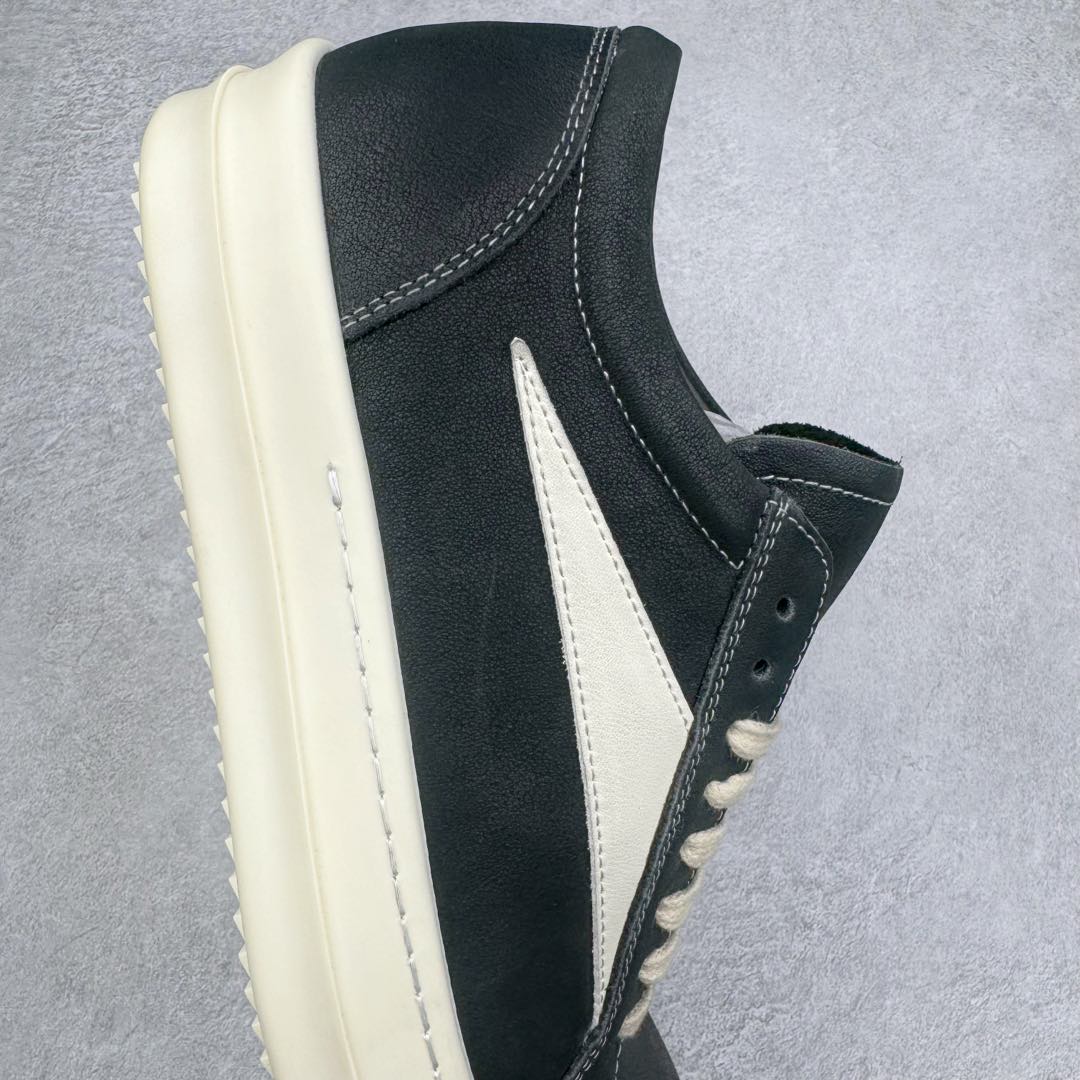 图片[6]-＃DG纯原 Rick Owens Drkshdw 瑞克·欧文斯低帮时尚运动板鞋 油腊皮黑白 二级市场已经7K以上 平台客户随意卖四位数 RO广东原厂出品 纯原天花板 原版一比一复刻 冲正绝不翻车 还原度达到百分之98以上 原楦开发纸版版型 ZP拆解原版1：1复模裁片纸版 力求做到0错位 这样才能达到和zp一致的鞋型味道 采用进口cnc数控机床开发对版独家tpu奶香大底 区别于市场所有版本 zp同源全头层粒面小牛皮 达到和zp一致手感 原厂进口细纹布 万邦订购原厂高弹粉红色海绵 内里搭配软质细腻羊皮 TPU高密度大底 软硬度透光度高已经测试和原版一致 尺码：36 37 38 39 40 41 42 43 44 45 46-选品中心