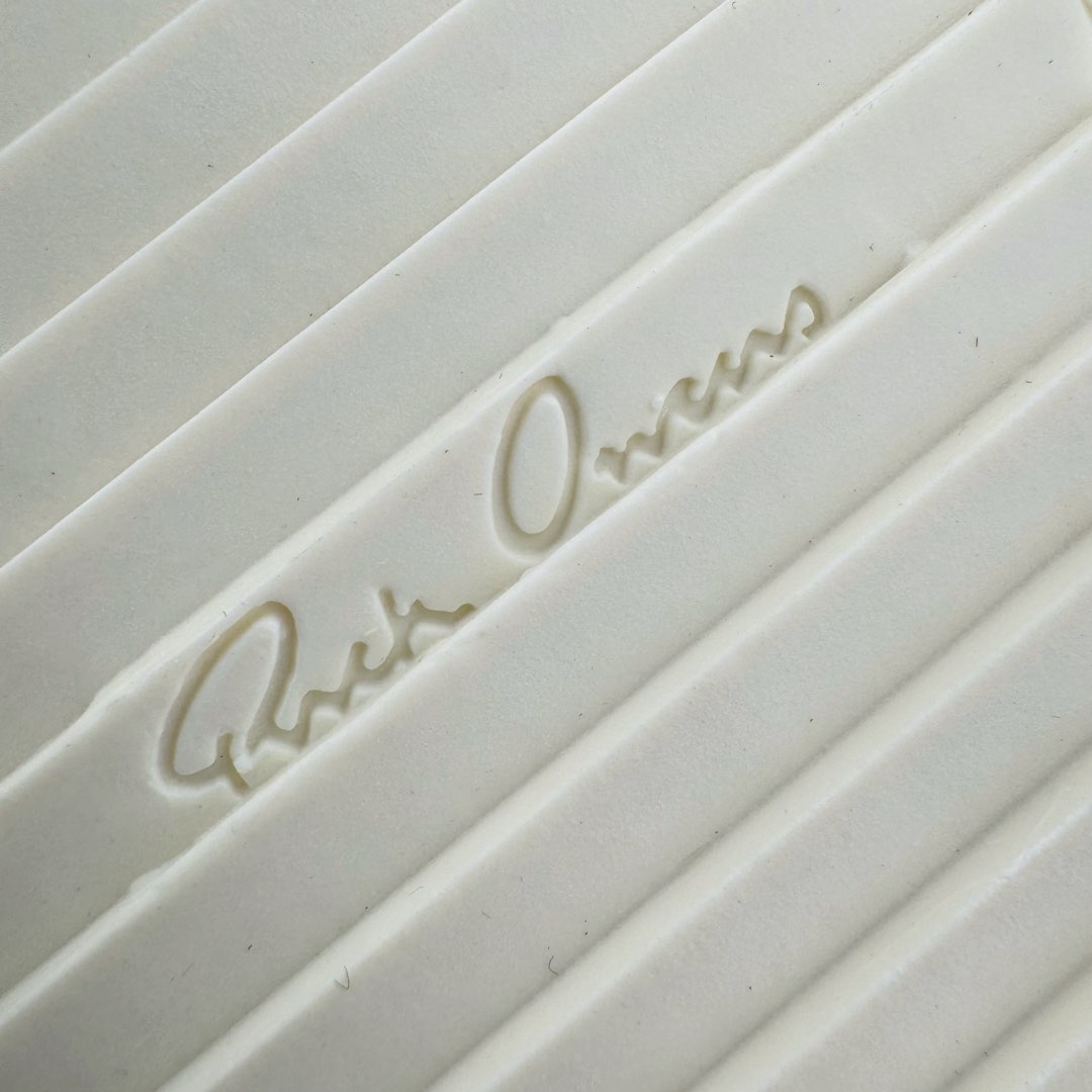 图片[22]-＃DG纯原 Rick Owens Drkshdw 瑞克·欧文斯低帮时尚运动板鞋 油腊皮黑白 二级市场已经7K以上 平台客户随意卖四位数 RO广东原厂出品 纯原天花板 原版一比一复刻 冲正绝不翻车 还原度达到百分之98以上 原楦开发纸版版型 ZP拆解原版1：1复模裁片纸版 力求做到0错位 这样才能达到和zp一致的鞋型味道 采用进口cnc数控机床开发对版独家tpu奶香大底 区别于市场所有版本 zp同源全头层粒面小牛皮 达到和zp一致手感 原厂进口细纹布 万邦订购原厂高弹粉红色海绵 内里搭配软质细腻羊皮 TPU高密度大底 软硬度透光度高已经测试和原版一致 尺码：36 37 38 39 40 41 42 43 44 45 46-选品中心