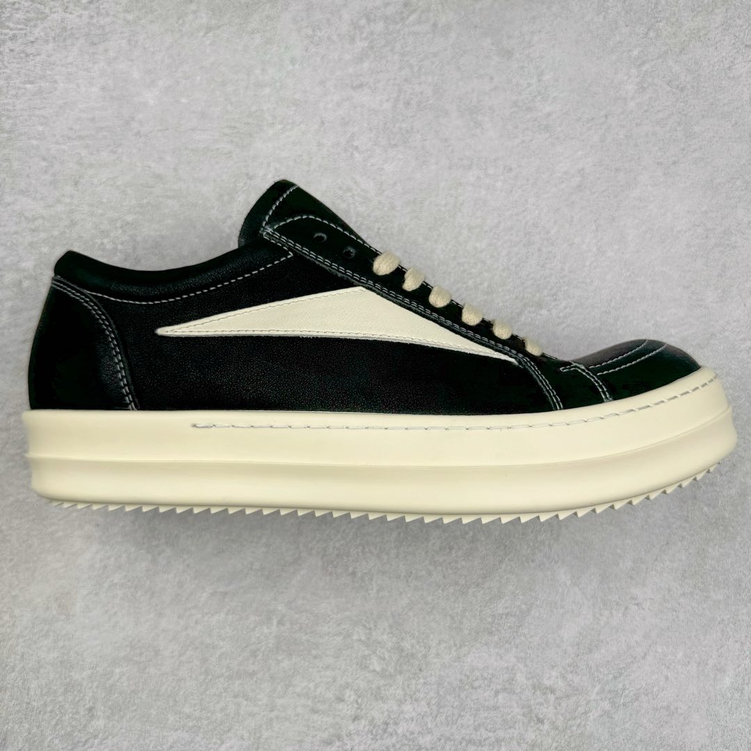 ＃DG纯原 Rick Owens Drkshdw 瑞克·欧文斯低帮时尚运动板鞋 油腊皮黑白 二级市场已经7K以上 平台客户随意卖四位数 RO广东原厂出品 纯原天花板 原版一比一复刻 冲正绝不翻车 还原度达到百分之98以上 原楦开发纸版版型 ZP拆解原版1：1复模裁片纸版 力求做到0错位 这样才能达到和zp一致的鞋型味道 采用进口cnc数控机床开发对版独家tpu奶香大底 区别于市场所有版本 zp同源全头层粒面小牛皮 达到和zp一致手感 原厂进口细纹布 万邦订购原厂高弹粉红色海绵 内里搭配软质细腻羊皮 TPU高密度大底 软硬度透光度高已经测试和原版一致 尺码：36 37 38 39 40 41 42 43 44 45 46-选品中心