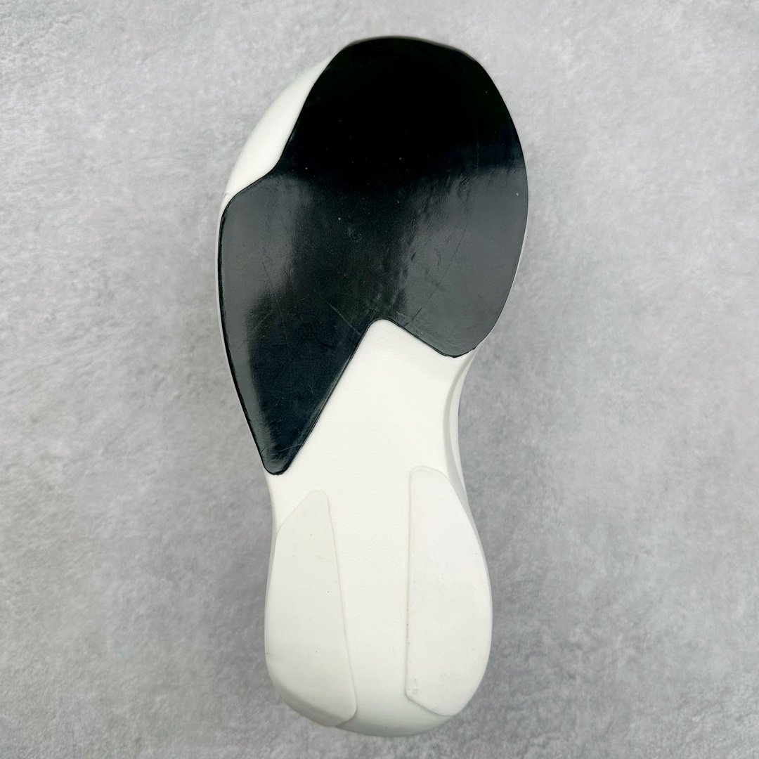 图片[9]-AD Adizero Eva SL M 零度进化版系列低帮轻便透气竞速休闲运动慢跑鞋 IH5564 相信大家对去年 adidas 横空出世的「顶级超跑」adiZero Adios Pro EVO 1 记忆犹新！不仅登顶阿迪史上最轻跑鞋宝座，更在接下来的全球马拉松赛事中，持续书写着惊人成绩，被网友戏称新一代「阿迪神鞋」全网刷屏！极简设计语言与强烈速度感和存在感的鞋侧三线，让人过目不忘，特别种草！其中定位于中长跑训练的 adidas Adizero Evo SL，整体外观造型与 adiZero Adios Pro EVO 1 非常相似。中底配置方面搭载全掌 Lightstrike Pro，鞋面采用透气网面示人，契合日常训练鞋的定位，更加耐用。外底给到了马牌橡胶，及类似上代竞速旗舰 adidas Adizero Adios Pro 3 区域分布。整体看下来无论是外观的鲜明辨识度，还是配置的扎实程度都很顶。尺码：36 36⅔ 37⅓ 38 38⅔ 39⅓ 40 40⅔ 41⅓ 42 42⅔ 43⅓ 44 45-选品中心