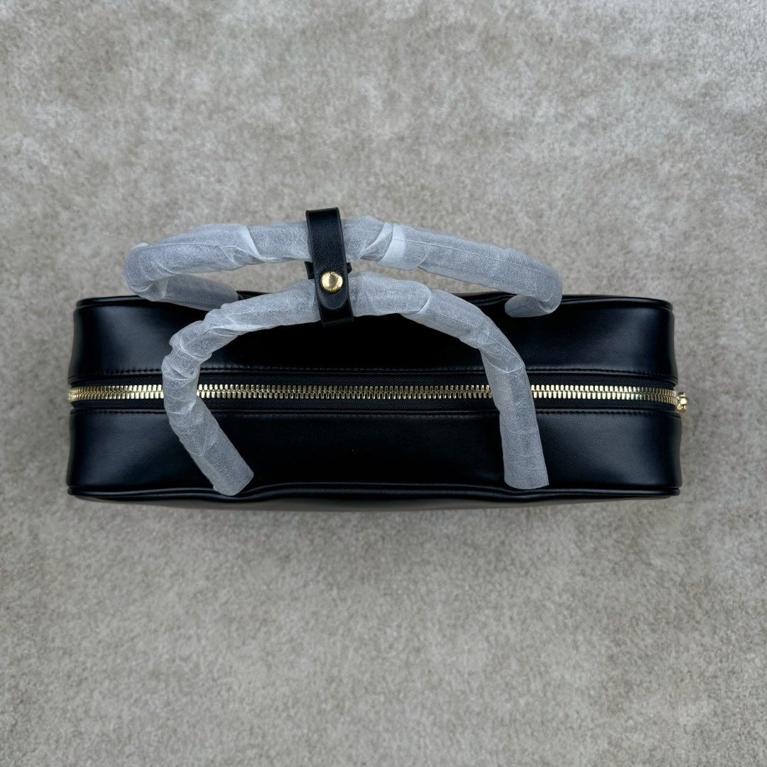 图片[2]-＃GD广顶 MIU MIU 缪缪金色五金配件正面压纹刻字徽标拉链开合皮革保龄球包单肩手提包 常规 女款 黑色 采用顶级进口小牛皮 皮质光滑细腻柔软 棉质缎面衬里 这款包包很酷 定格精致的多功能设计 融合男装和女装元素 增加了皮革长肩带 实用性更高 造型更多样化 随性慵懒 自然洒脱 充满个性 超大容量还很轻便 简约却不简单 各大时尚搏主几乎人手一个 尺寸：34X23X11CM-选品中心