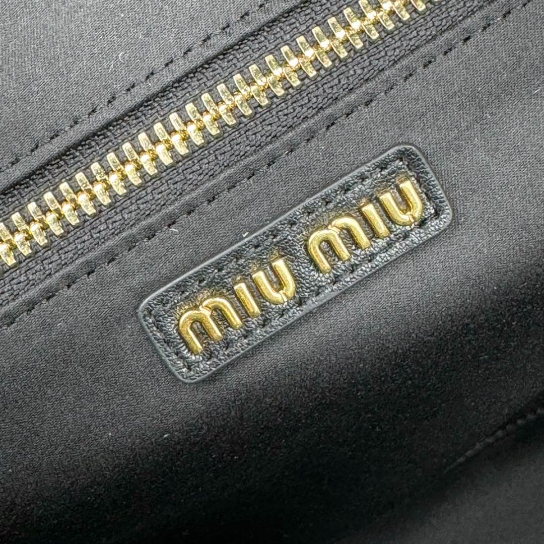 图片[9]-＃GD广顶 MIU MIU 缪缪金色五金配件正面压纹刻字徽标拉链开合皮革保龄球包单肩手提包 常规 女款 黑色 采用顶级进口小牛皮 皮质光滑细腻柔软 棉质缎面衬里 这款包包很酷 定格精致的多功能设计 融合男装和女装元素 增加了皮革长肩带 实用性更高 造型更多样化 随性慵懒 自然洒脱 充满个性 超大容量还很轻便 简约却不简单 各大时尚搏主几乎人手一个 尺寸：34X23X11CM-选品中心