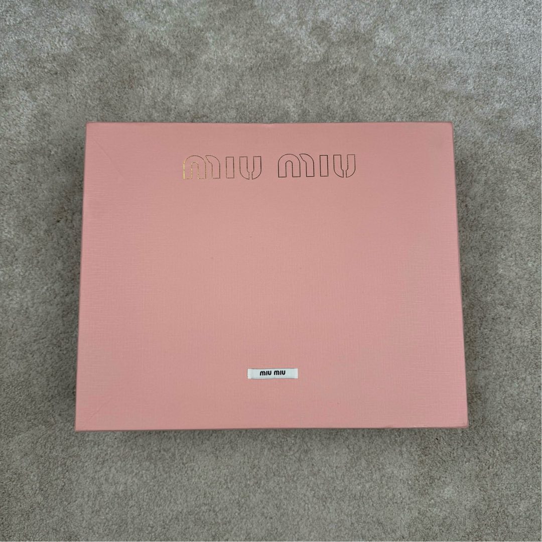 图片[10]-＃GD广顶 MIU MIU 缪缪金色五金配件正面压纹刻字徽标拉链开合皮革保龄球包单肩手提包 常规 女款 黑色 采用顶级进口小牛皮 皮质光滑细腻柔软 棉质缎面衬里 这款包包很酷 定格精致的多功能设计 融合男装和女装元素 增加了皮革长肩带 实用性更高 造型更多样化 随性慵懒 自然洒脱 充满个性 超大容量还很轻便 简约却不简单 各大时尚搏主几乎人手一个 尺寸：34X23X11CM-选品中心