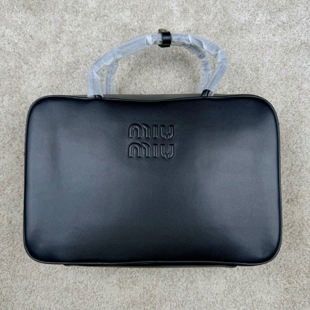 ＃GD广顶 MIU MIU 缪缪金色五金配件正面压纹刻字徽标拉链开合皮革保龄球包单肩手提包 常规 女款 黑色 采用顶级进口小牛皮 皮质光滑细腻柔软 棉质缎面衬里 这款包包很酷 定格精致的多功能设计 融合男装和女装元素 增加了皮革长肩带 实用性更高 造型更多样化 随性慵懒 自然洒脱 充满个性 超大容量还很轻便 简约却不简单 各大时尚搏主几乎人手一个 尺寸：34X23X11CM-选品中心