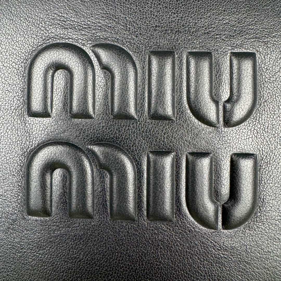 图片[4]-＃GD广顶 MIU MIU 缪缪金色五金配件正面压纹刻字徽标拉链开合皮革保龄球包单肩手提包 常规 女款 黑色 采用顶级进口小牛皮 皮质光滑细腻柔软 棉质缎面衬里 这款包包很酷 定格精致的多功能设计 融合男装和女装元素 增加了皮革长肩带 实用性更高 造型更多样化 随性慵懒 自然洒脱 充满个性 超大容量还很轻便 简约却不简单 各大时尚搏主几乎人手一个 尺寸：34X23X11CM-选品中心