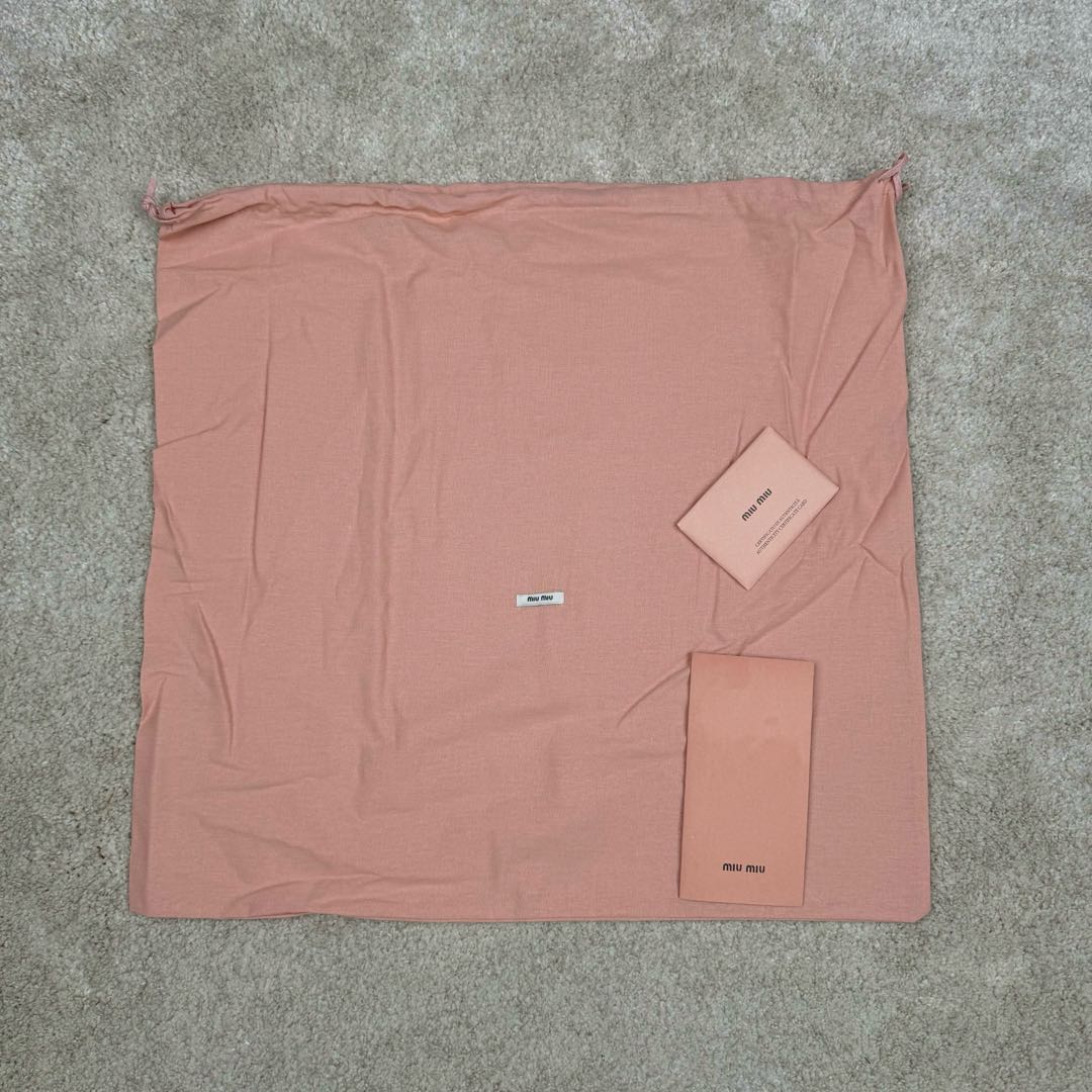 图片[11]-＃GD广顶 MIU MIU 缪缪金色五金配件正面压纹刻字徽标拉链开合皮革保龄球包单肩手提包 常规 女款 黑色 采用顶级进口小牛皮 皮质光滑细腻柔软 棉质缎面衬里 这款包包很酷 定格精致的多功能设计 融合男装和女装元素 增加了皮革长肩带 实用性更高 造型更多样化 随性慵懒 自然洒脱 充满个性 超大容量还很轻便 简约却不简单 各大时尚搏主几乎人手一个 尺寸：34X23X11CM-选品中心