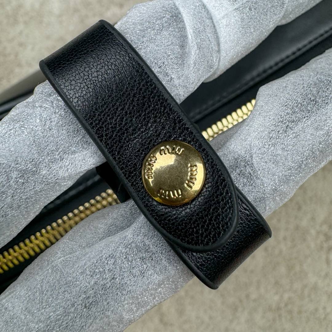 图片[7]-＃GD广顶 MIU MIU 缪缪金色五金配件正面压纹刻字徽标拉链开合皮革保龄球包单肩手提包 常规 女款 黑色 采用顶级进口小牛皮 皮质光滑细腻柔软 棉质缎面衬里 这款包包很酷 定格精致的多功能设计 融合男装和女装元素 增加了皮革长肩带 实用性更高 造型更多样化 随性慵懒 自然洒脱 充满个性 超大容量还很轻便 简约却不简单 各大时尚搏主几乎人手一个 尺寸：34X23X11CM-选品中心