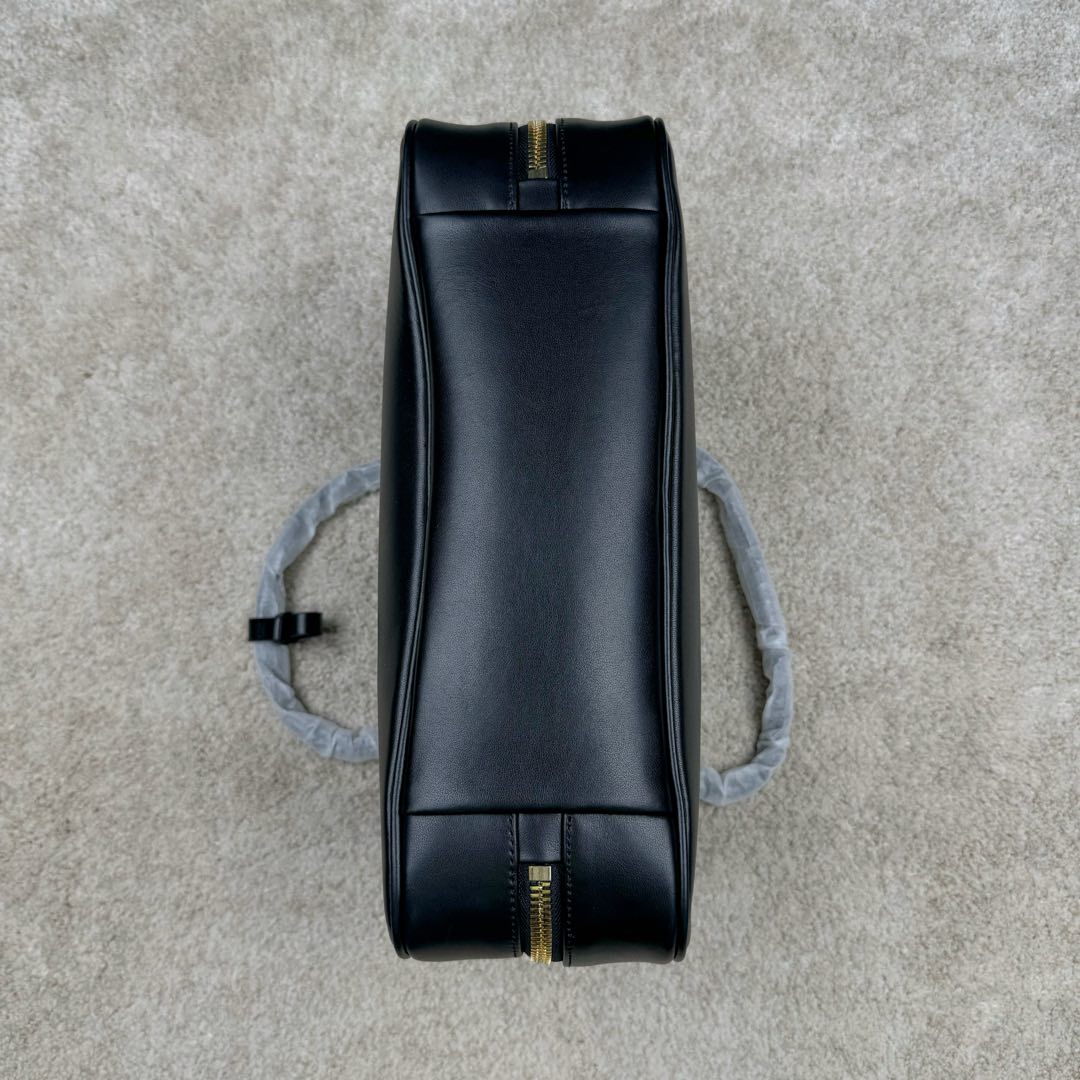 图片[3]-＃GD广顶 MIU MIU 缪缪金色五金配件正面压纹刻字徽标拉链开合皮革保龄球包单肩手提包 常规 女款 黑色 采用顶级进口小牛皮 皮质光滑细腻柔软 棉质缎面衬里 这款包包很酷 定格精致的多功能设计 融合男装和女装元素 增加了皮革长肩带 实用性更高 造型更多样化 随性慵懒 自然洒脱 充满个性 超大容量还很轻便 简约却不简单 各大时尚搏主几乎人手一个 尺寸：34X23X11CM-选品中心