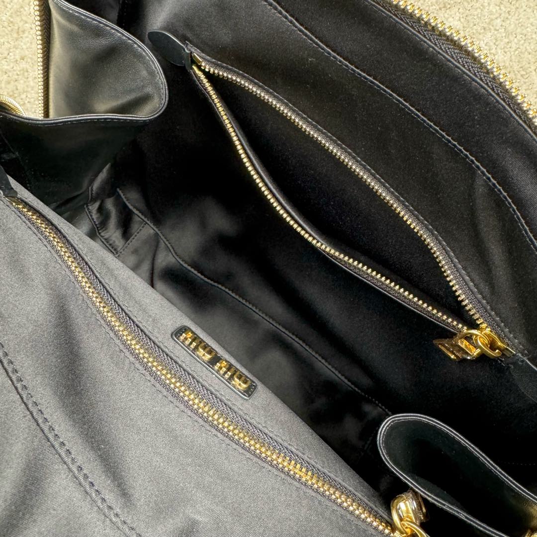 图片[8]-＃GD广顶 MIU MIU 缪缪金色五金配件正面压纹刻字徽标拉链开合皮革保龄球包单肩手提包 常规 女款 黑色 采用顶级进口小牛皮 皮质光滑细腻柔软 棉质缎面衬里 这款包包很酷 定格精致的多功能设计 融合男装和女装元素 增加了皮革长肩带 实用性更高 造型更多样化 随性慵懒 自然洒脱 充满个性 超大容量还很轻便 简约却不简单 各大时尚搏主几乎人手一个 尺寸：34X23X11CM-选品中心